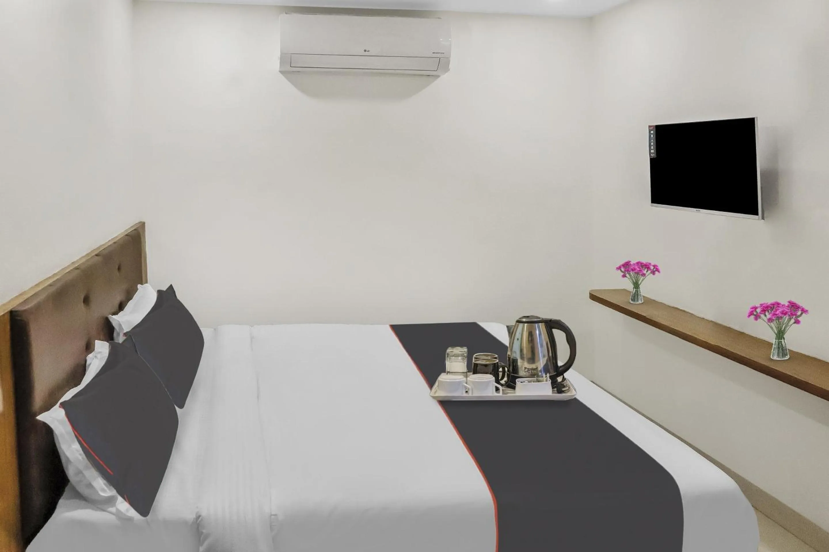 Bedroom in Capital O Silkroute Palaace