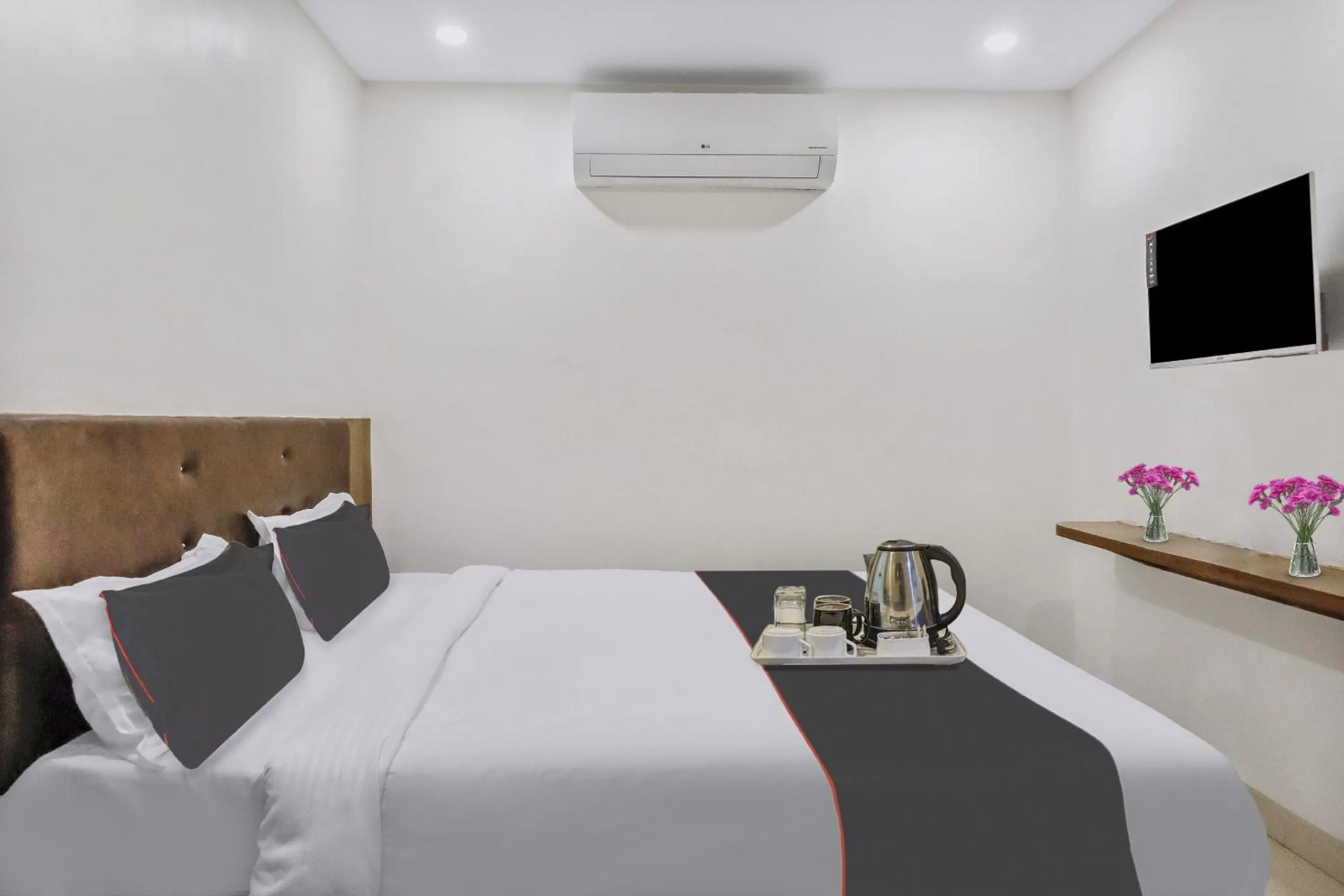 Bedroom in Capital O Silkroute Palaace