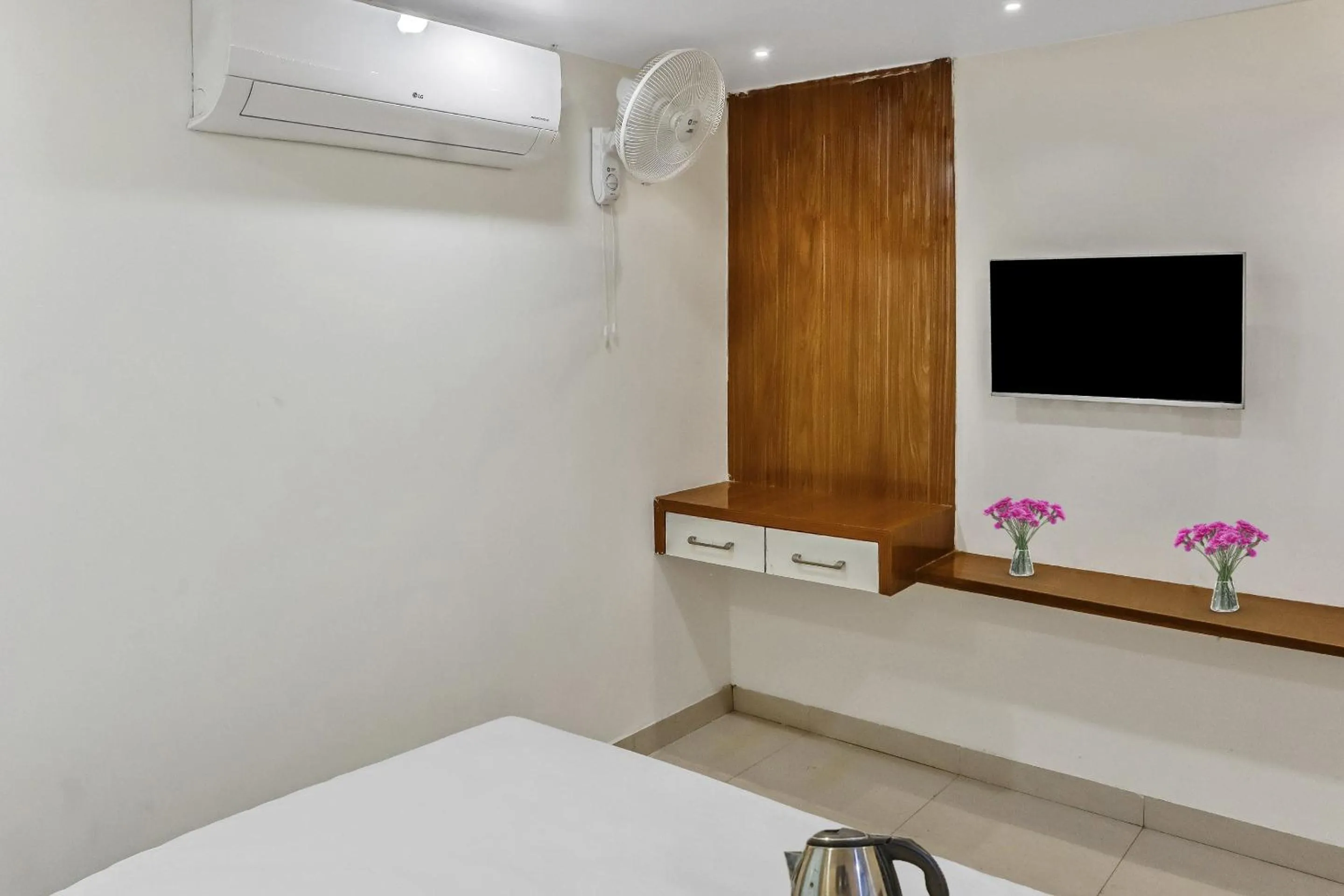 Bedroom in Capital O Silkroute Palaace