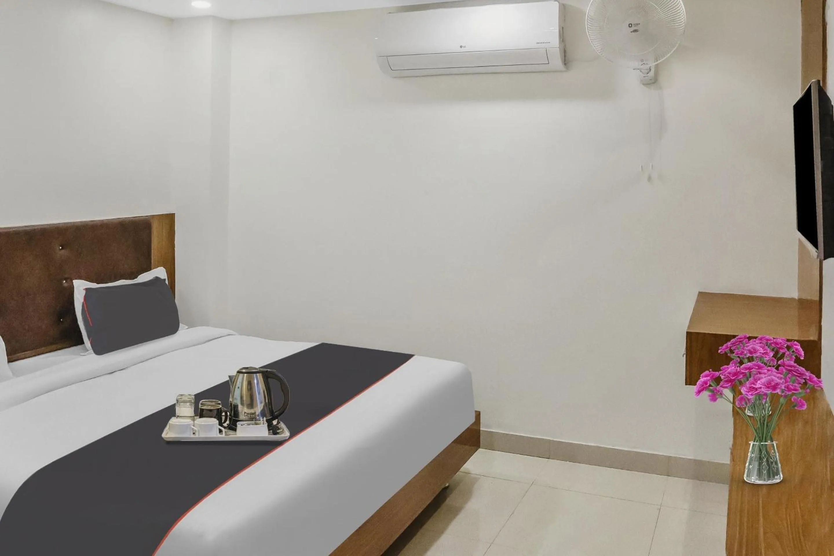 Bedroom in Capital O Silkroute Palaace