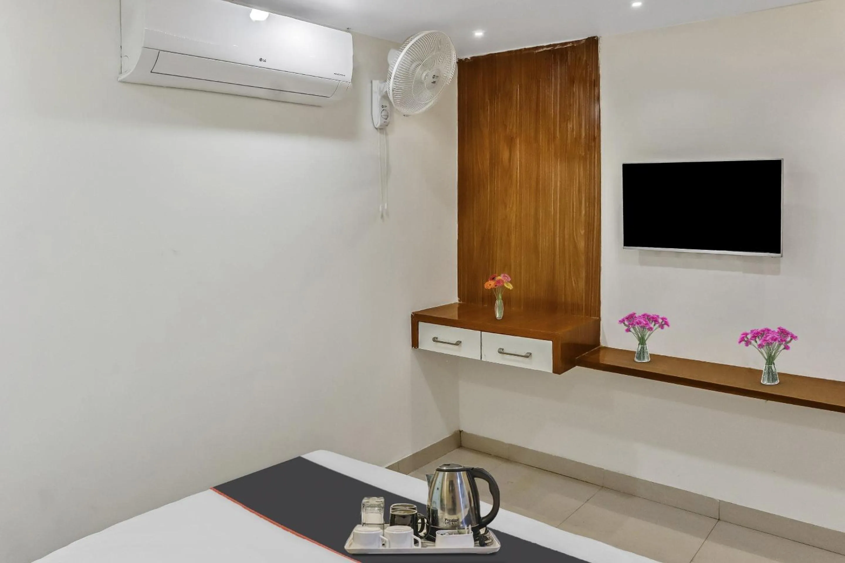 Bedroom in Capital O Silkroute Palaace