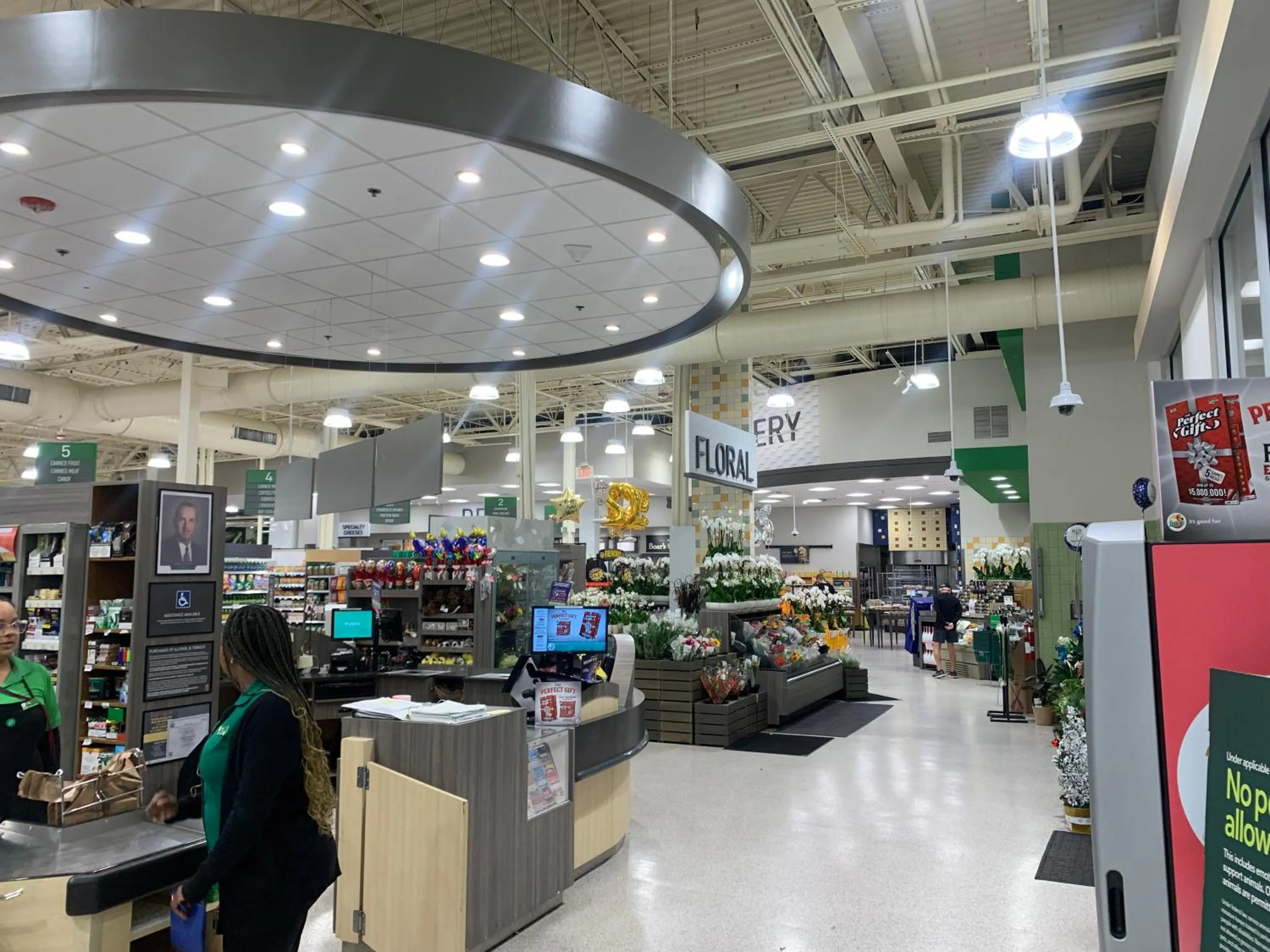 Shopping Area in TROPICAL Palm Beach 2BEDROOM2 BATHROOM FREE Valet OutdoorPOOL Beach Garden