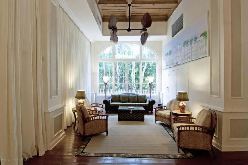 TROPICAL Palm Beach 2BEDROOM2 BATHROOM FREE Valet OutdoorPOOL Beach Garden