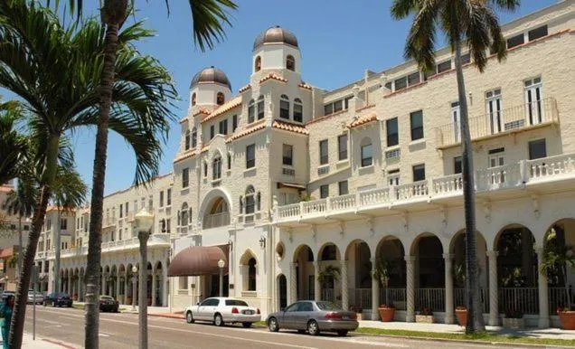 TROPICAL Palm Beach 2BEDROOM2 BATHROOM FREE Valet OutdoorPOOL Beach Garden