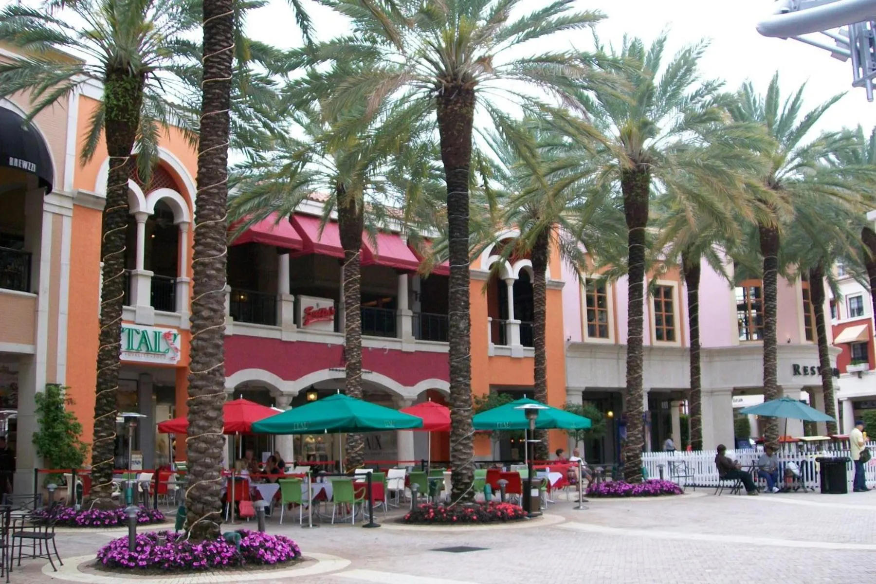 Facade/entrance in TROPICAL Palm Beach 2BEDROOM2 BATHROOM FREE Valet OutdoorPOOL Beach Garden