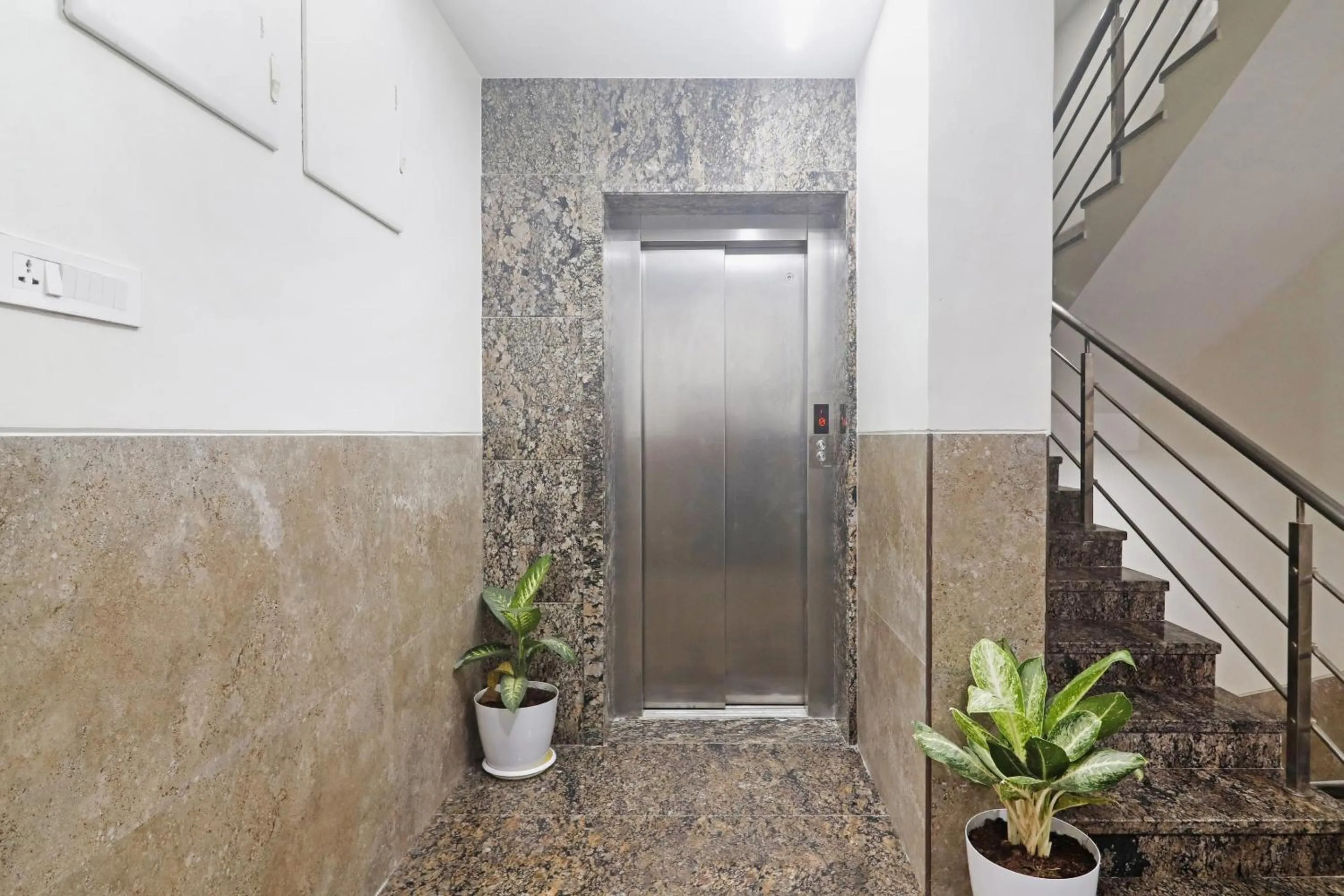Lobby or reception in Super Townhouse Ameerpet