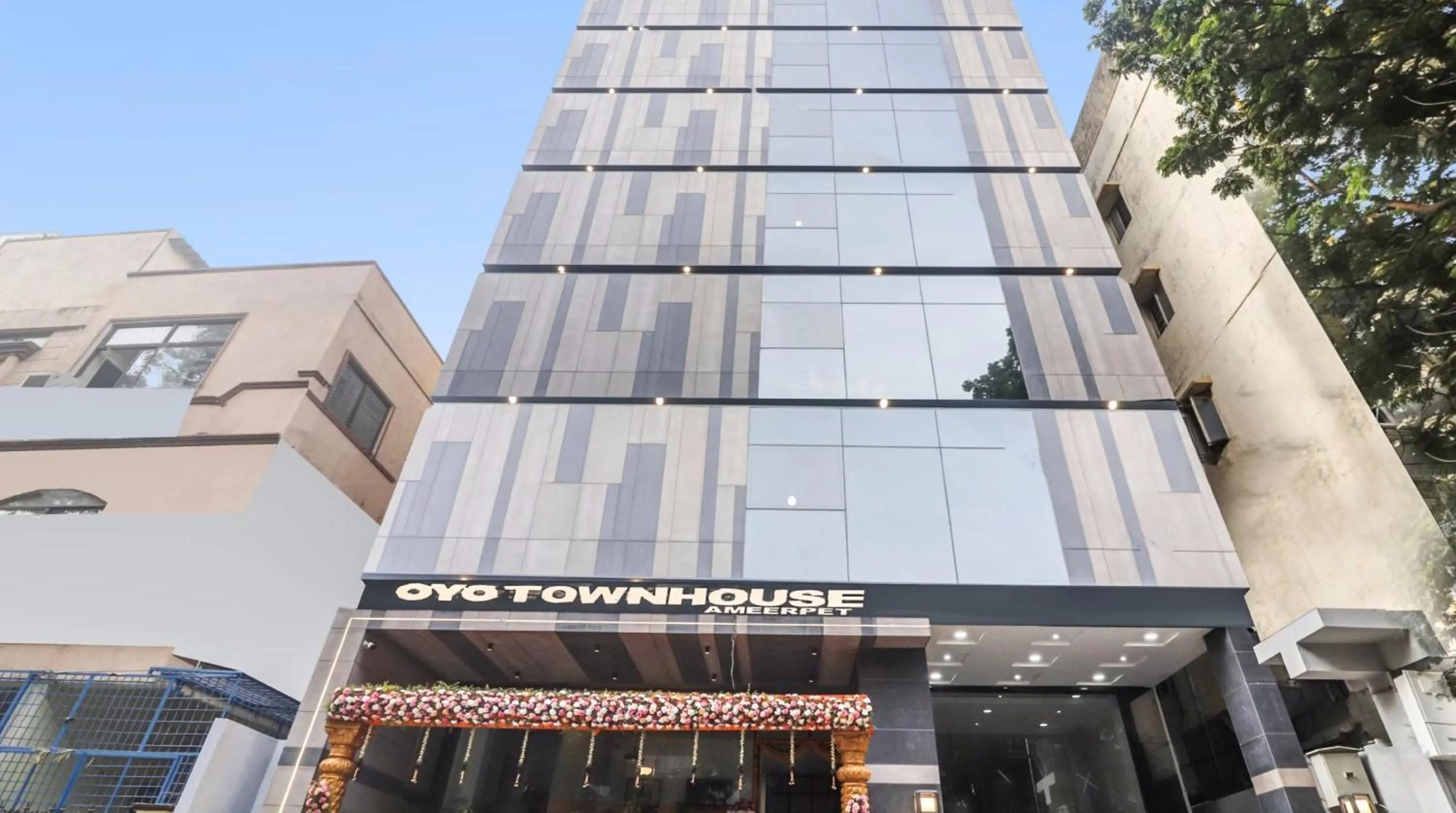 Facade/entrance in Super Townhouse Ameerpet