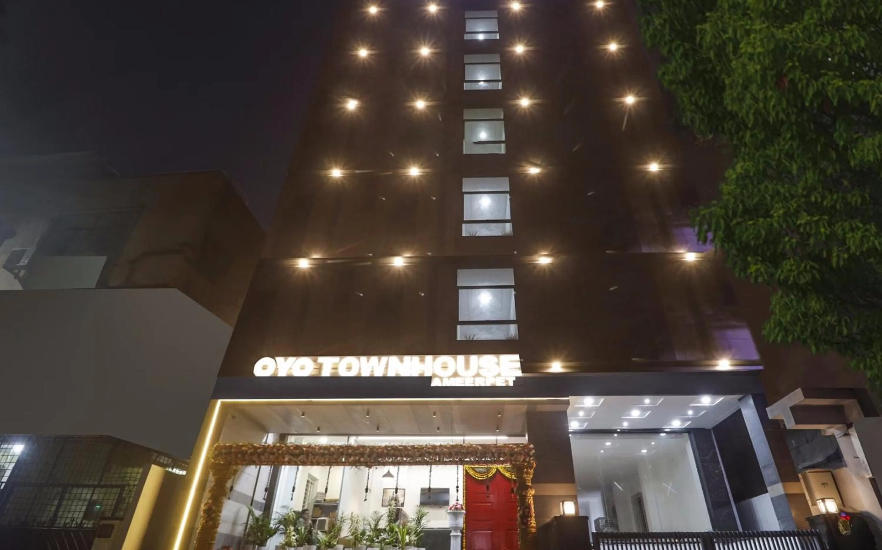 Facade/entrance in Super Townhouse Ameerpet