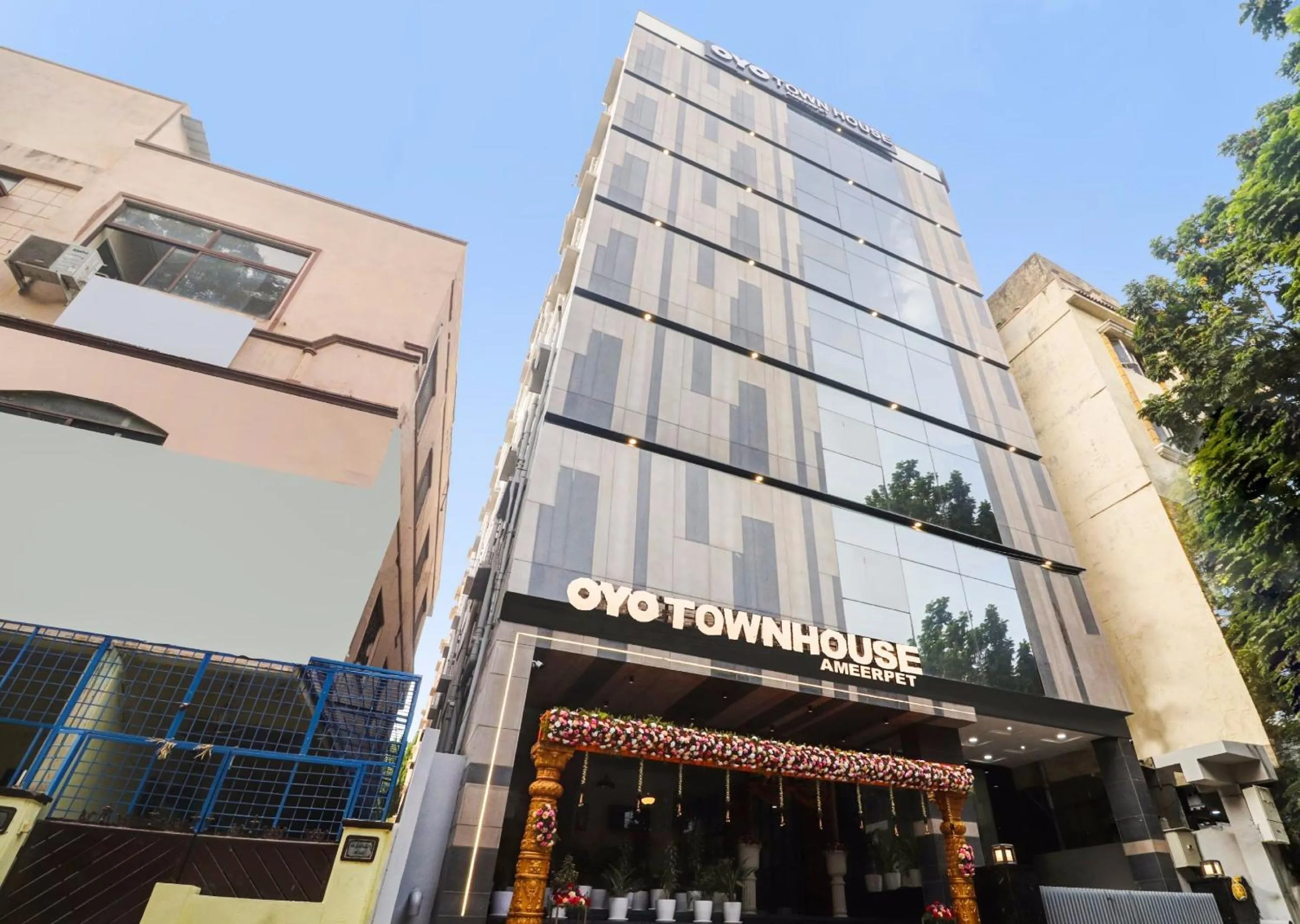 Facade/entrance in Super Townhouse Ameerpet