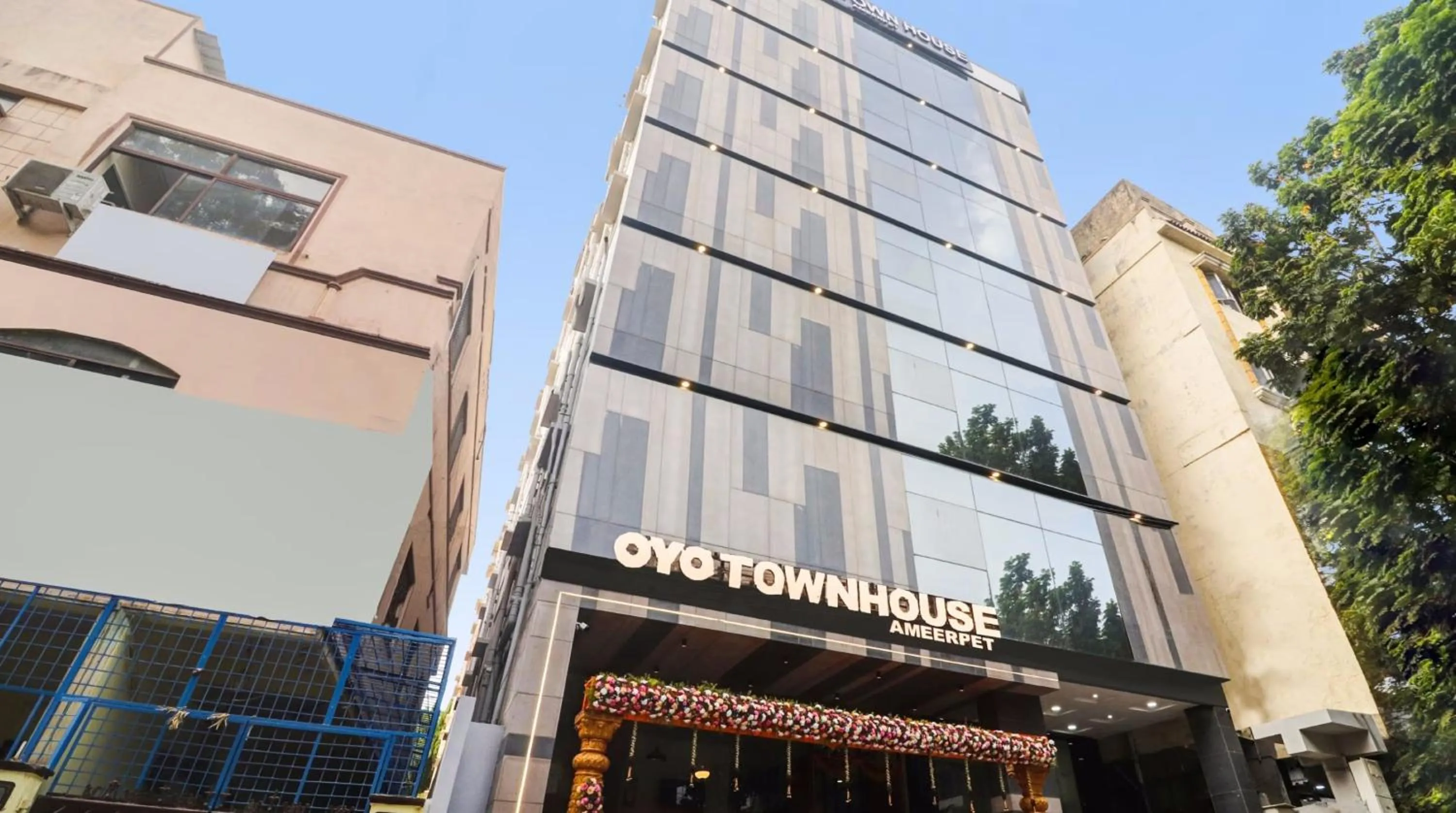 Facade/entrance in Super Townhouse Ameerpet