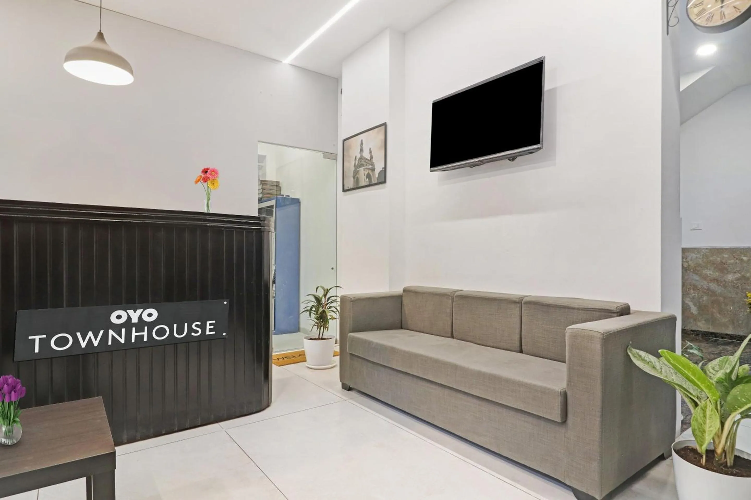 Lobby or reception in Super Townhouse Ameerpet