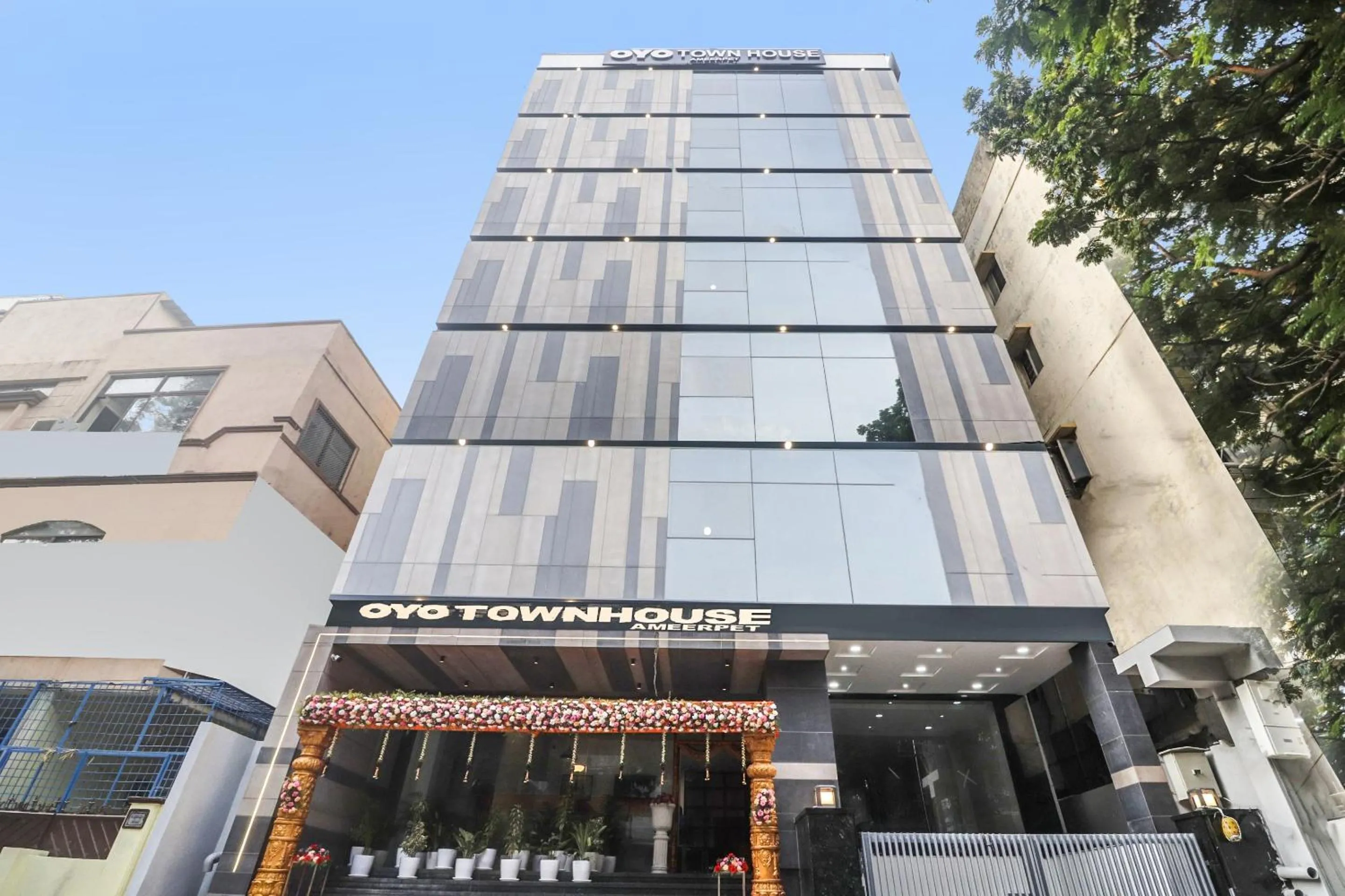 Facade/entrance in Super Townhouse Ameerpet