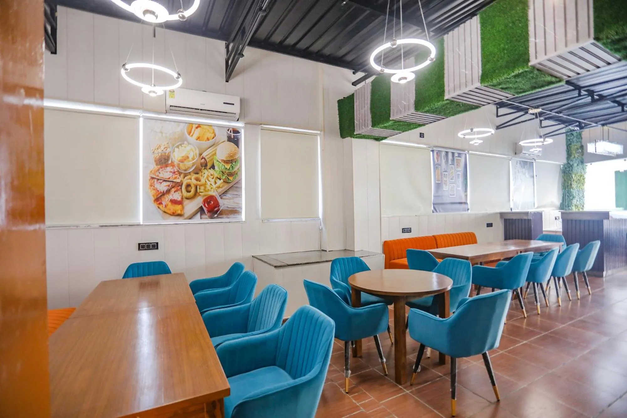 Restaurant/places to eat in FabHotel The Horizon