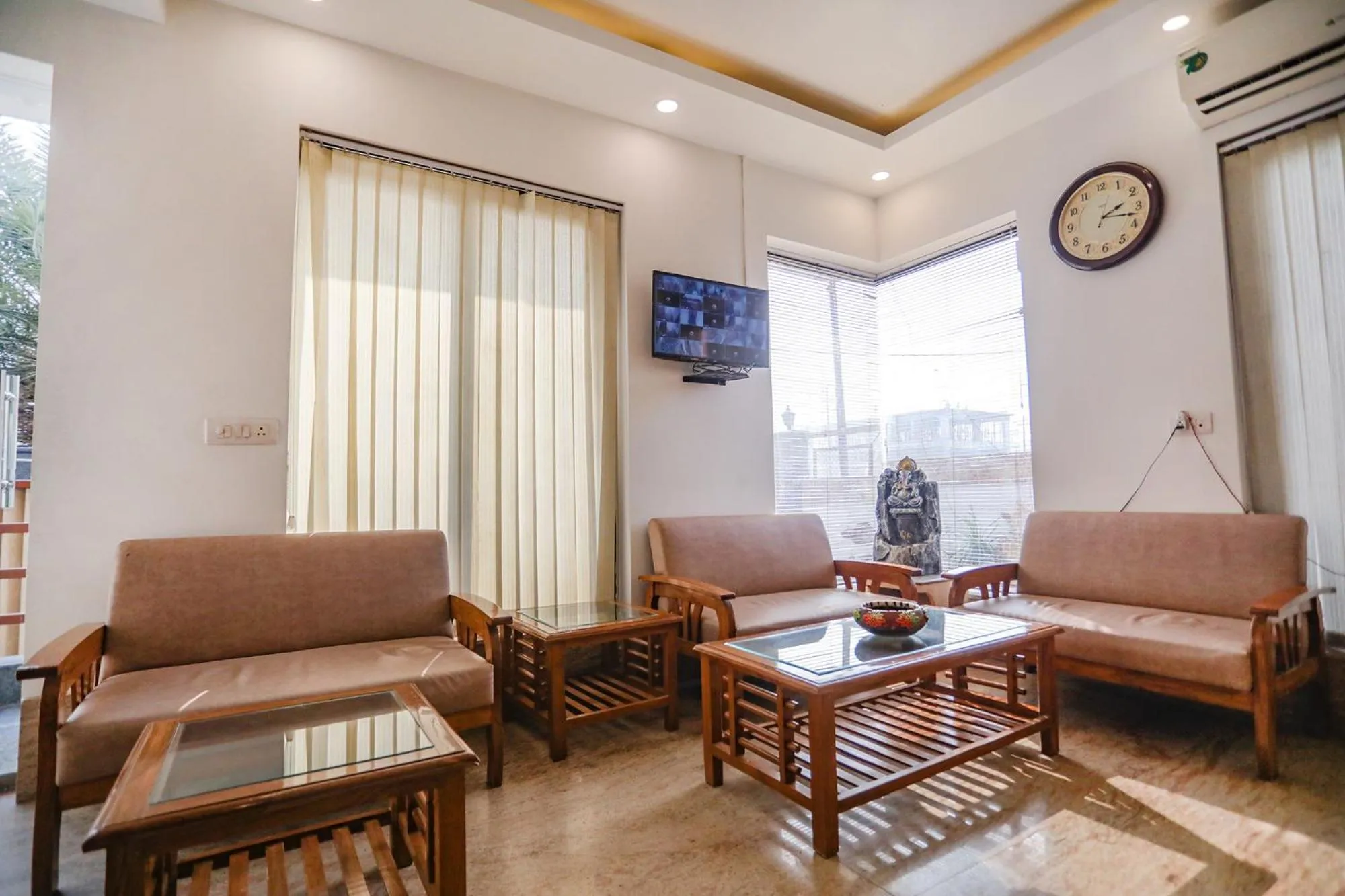 Seating area in FabHotel The Horizon