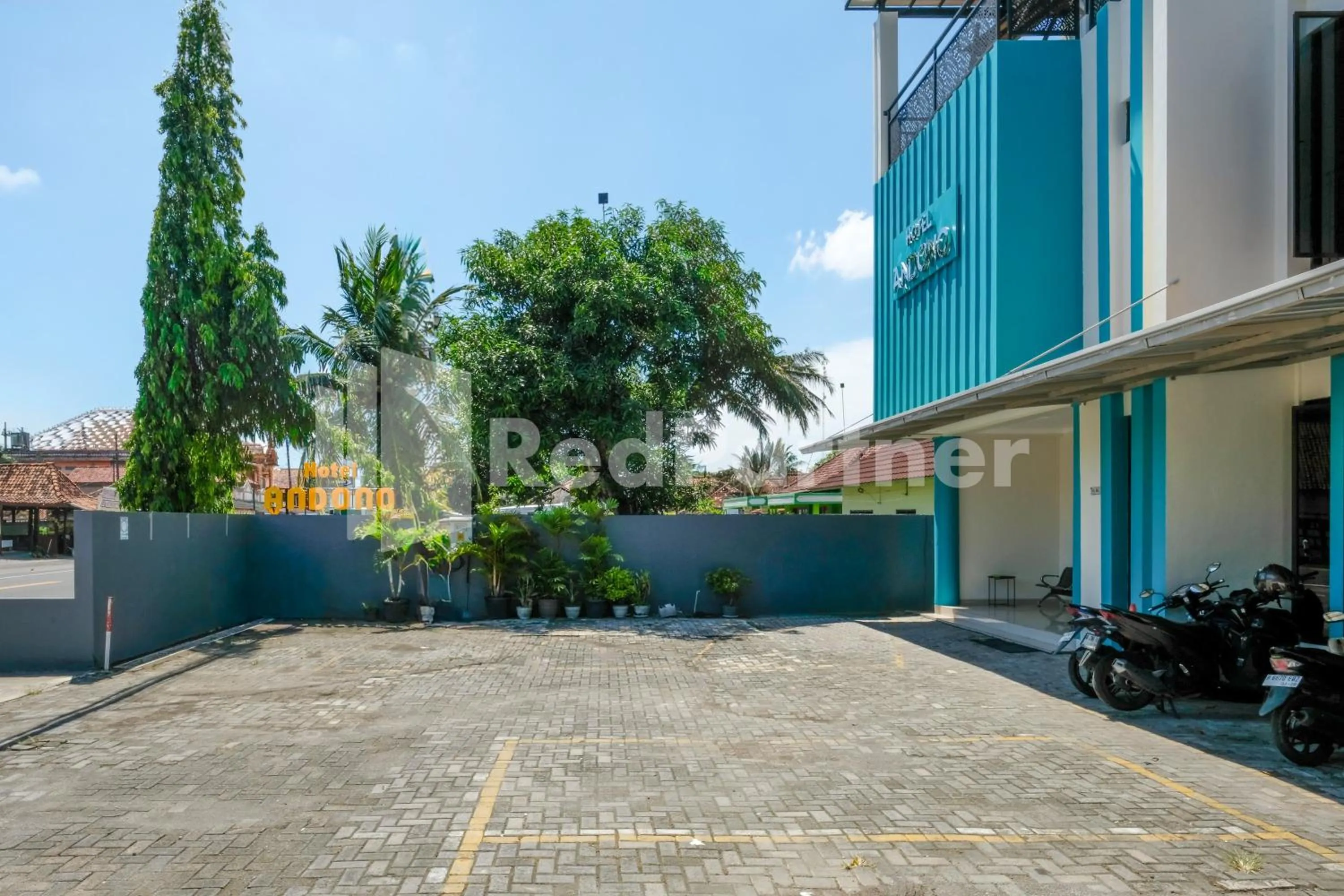 Parking in Hotel Andono near YIA Mitra RedDoorz