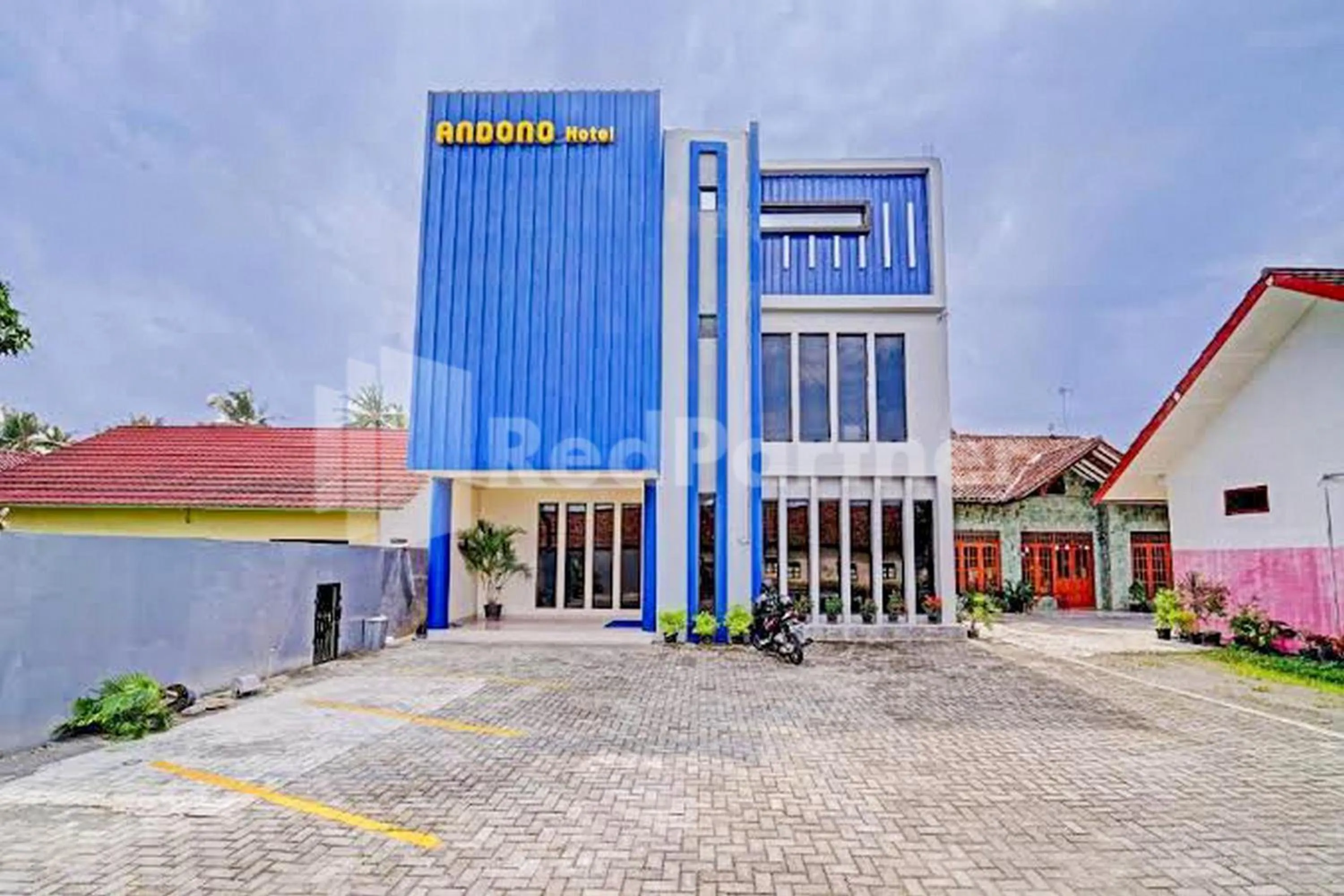 Facade/entrance in Hotel Andono near YIA Mitra RedDoorz