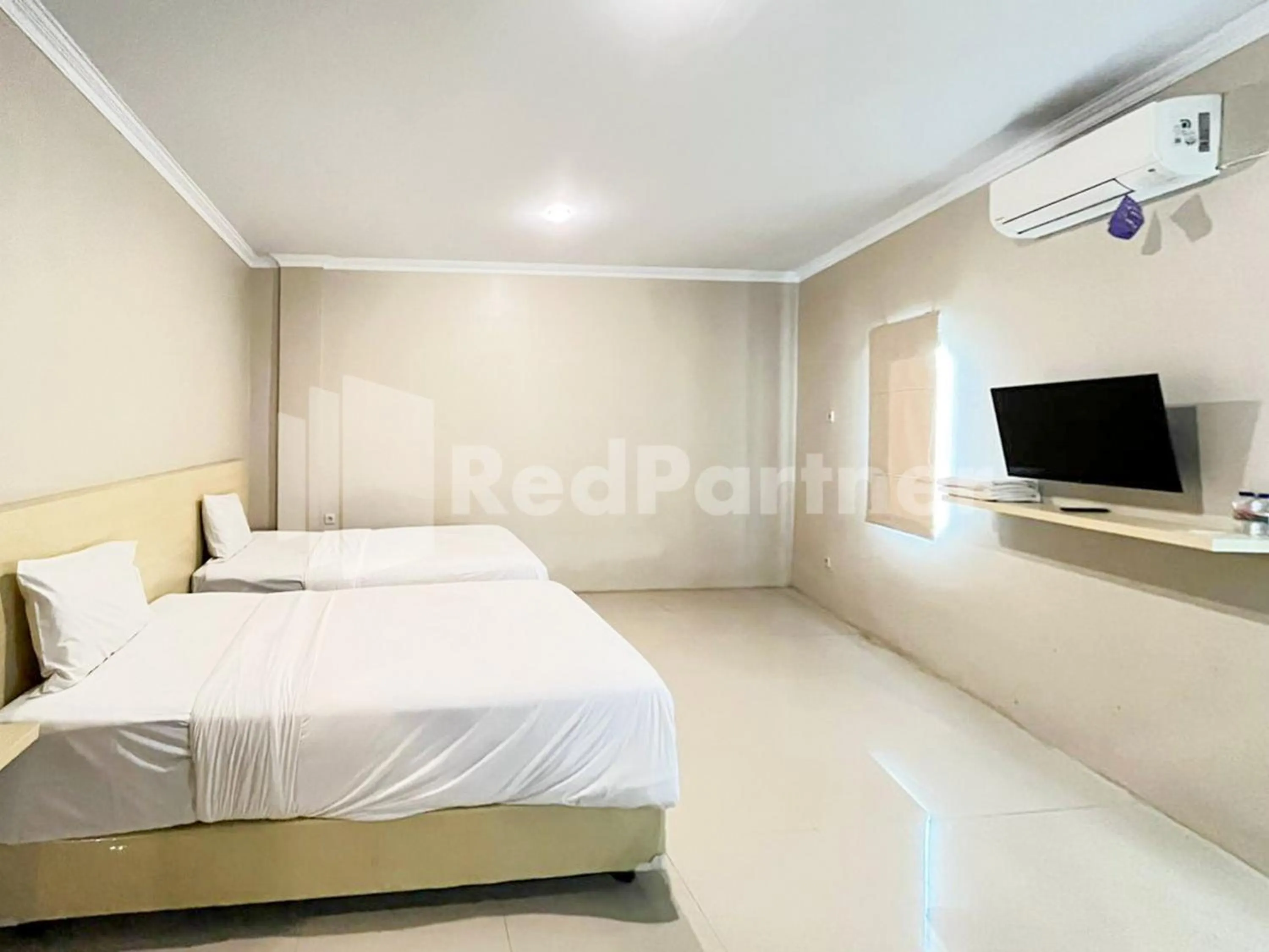 Bed in Hotel Andono near YIA Mitra RedDoorz