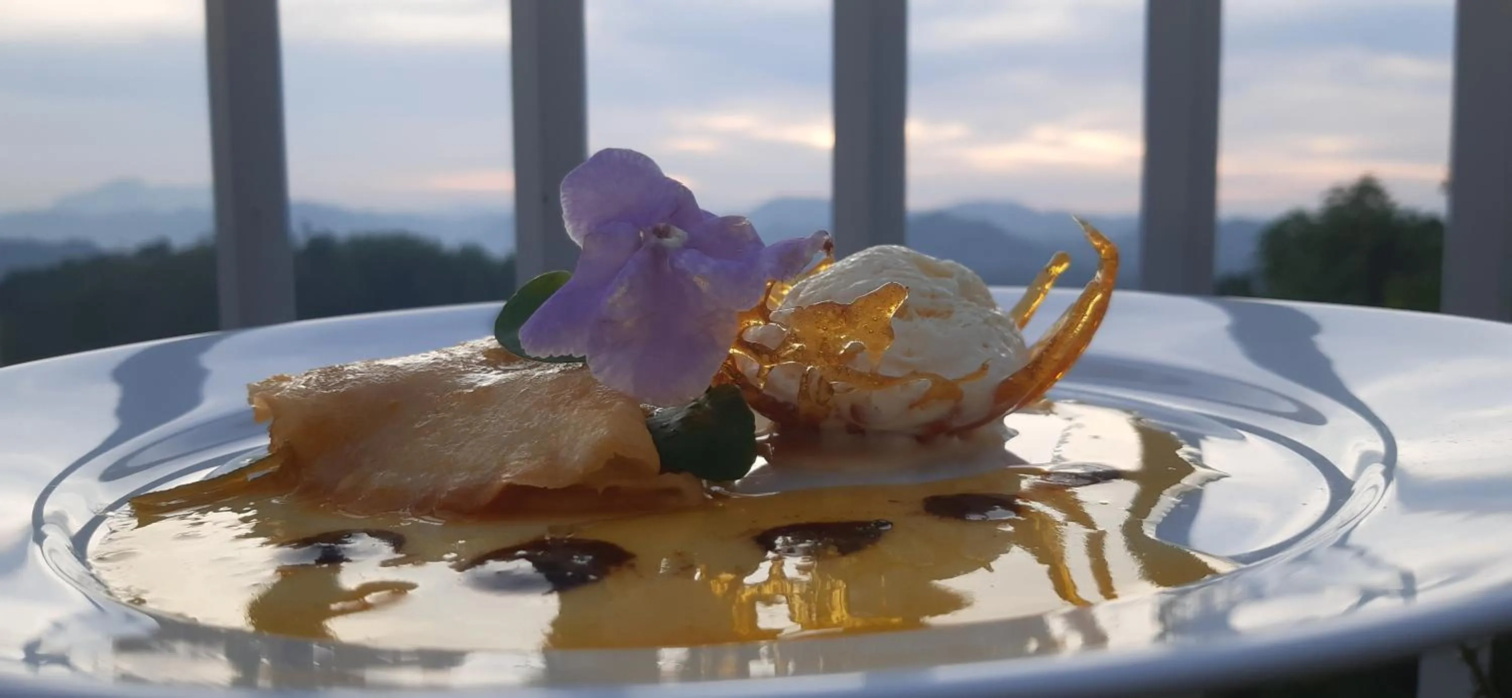 Restaurant/places to eat in Sky Lodge