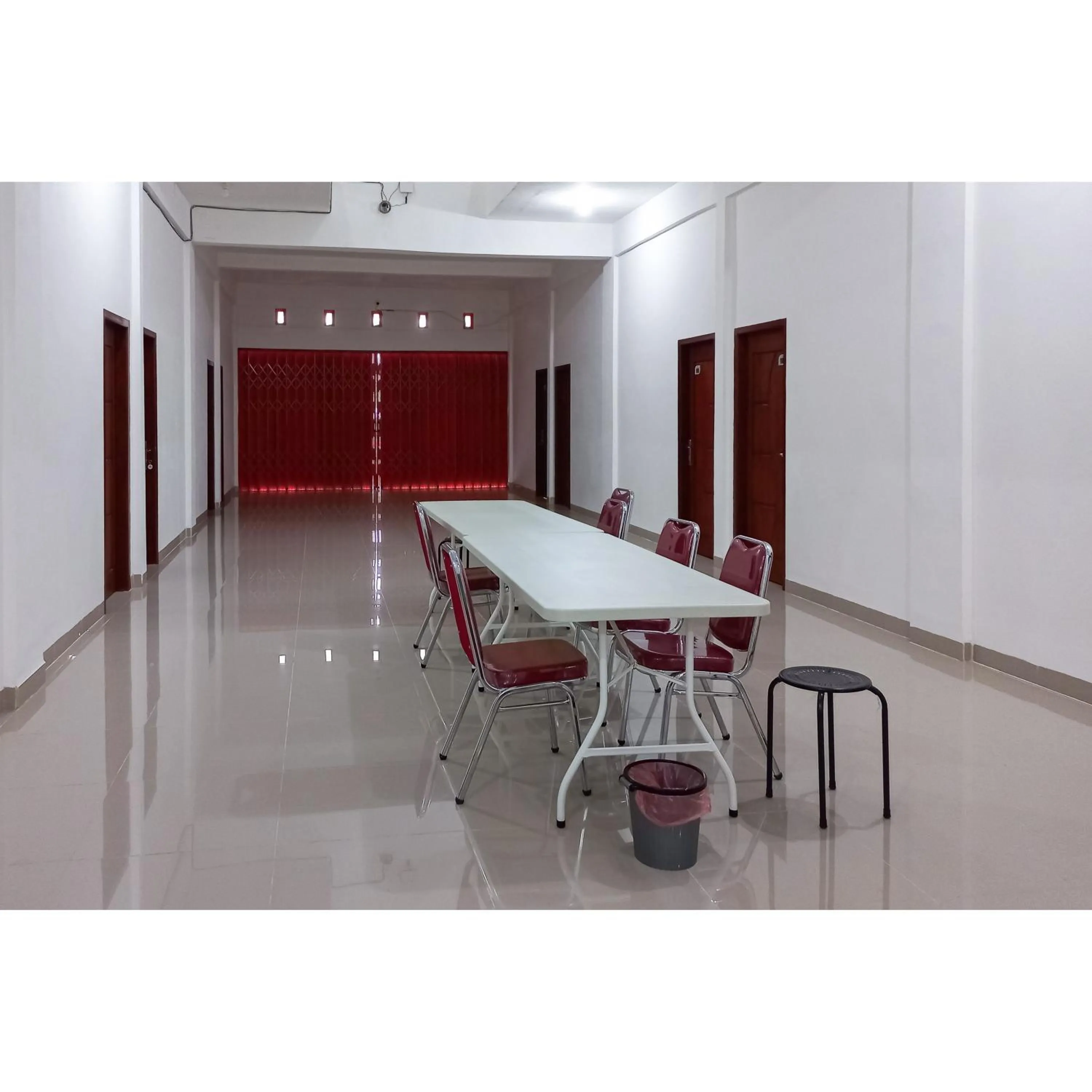 Seating area in RedDoorz near Terminal Roro Bandar Sri Junjungan