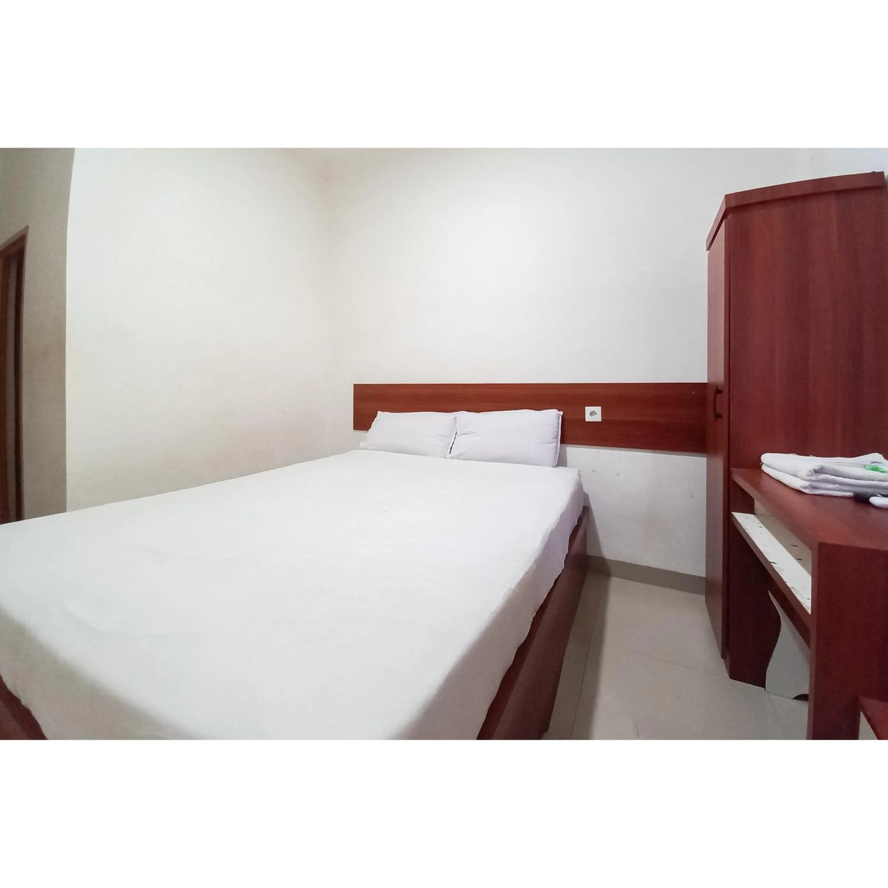 Bedroom, Bed in RedDoorz near Terminal Roro Bandar Sri Junjungan