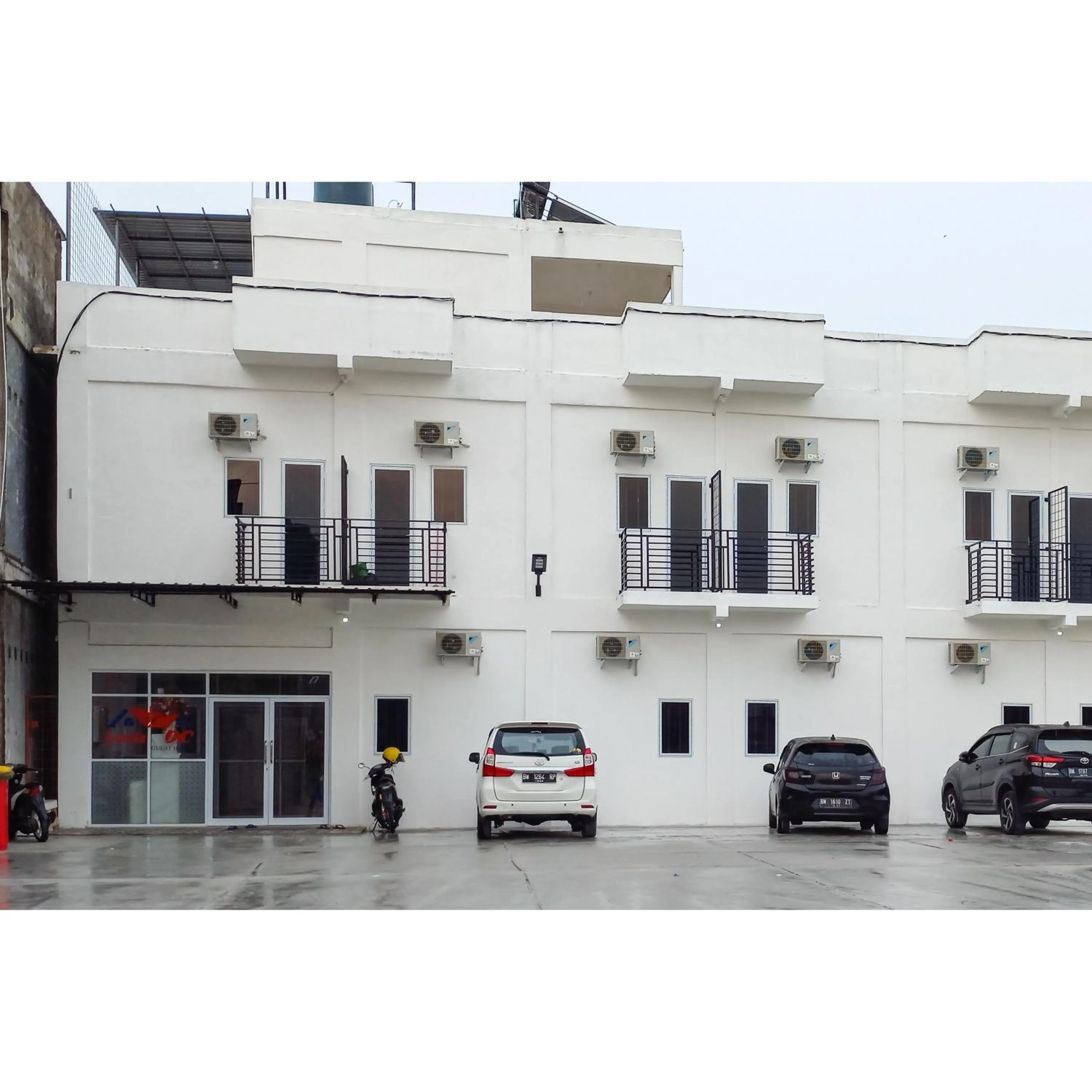 Facade/entrance in RedDoorz near Terminal Roro Bandar Sri Junjungan