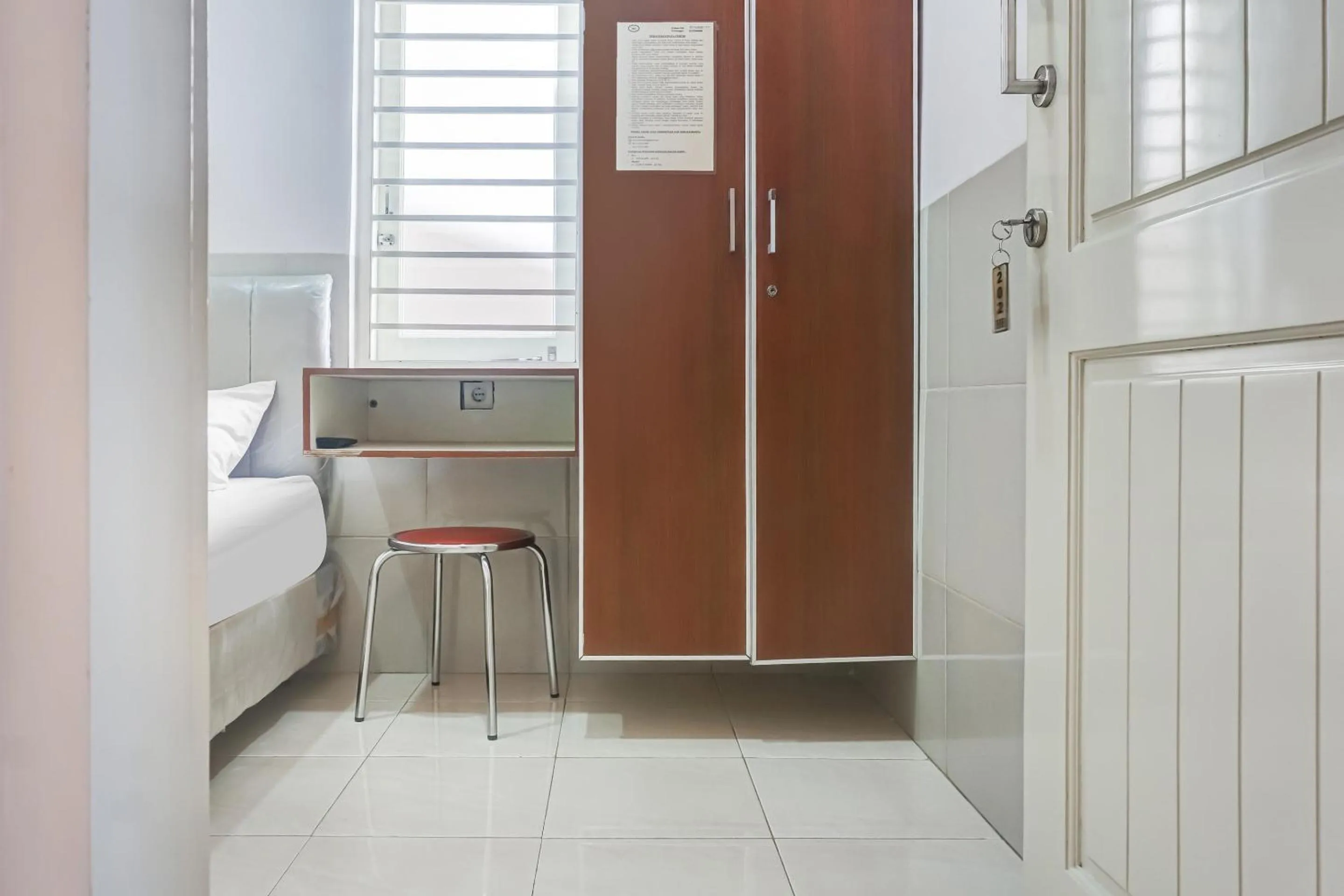 Bedroom, Bed in OYO 91316 Hh Guest House Makassar