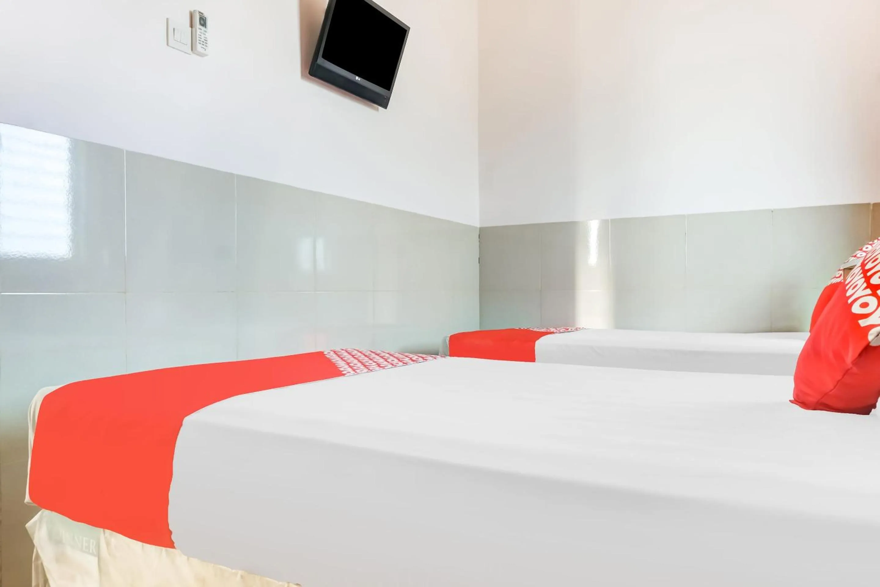 Bedroom, Bed in OYO 91316 Hh Guest House Makassar