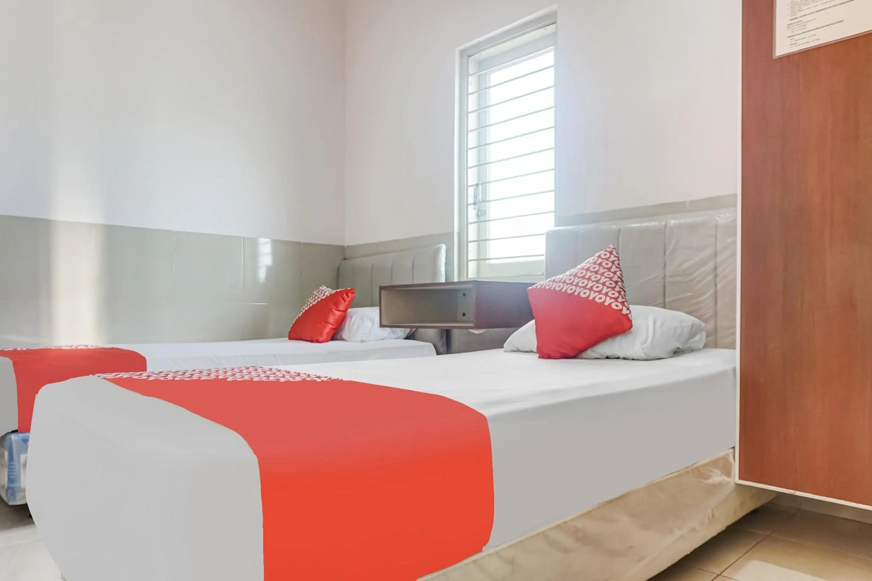 Bedroom, Bed in OYO 91316 Hh Guest House Makassar