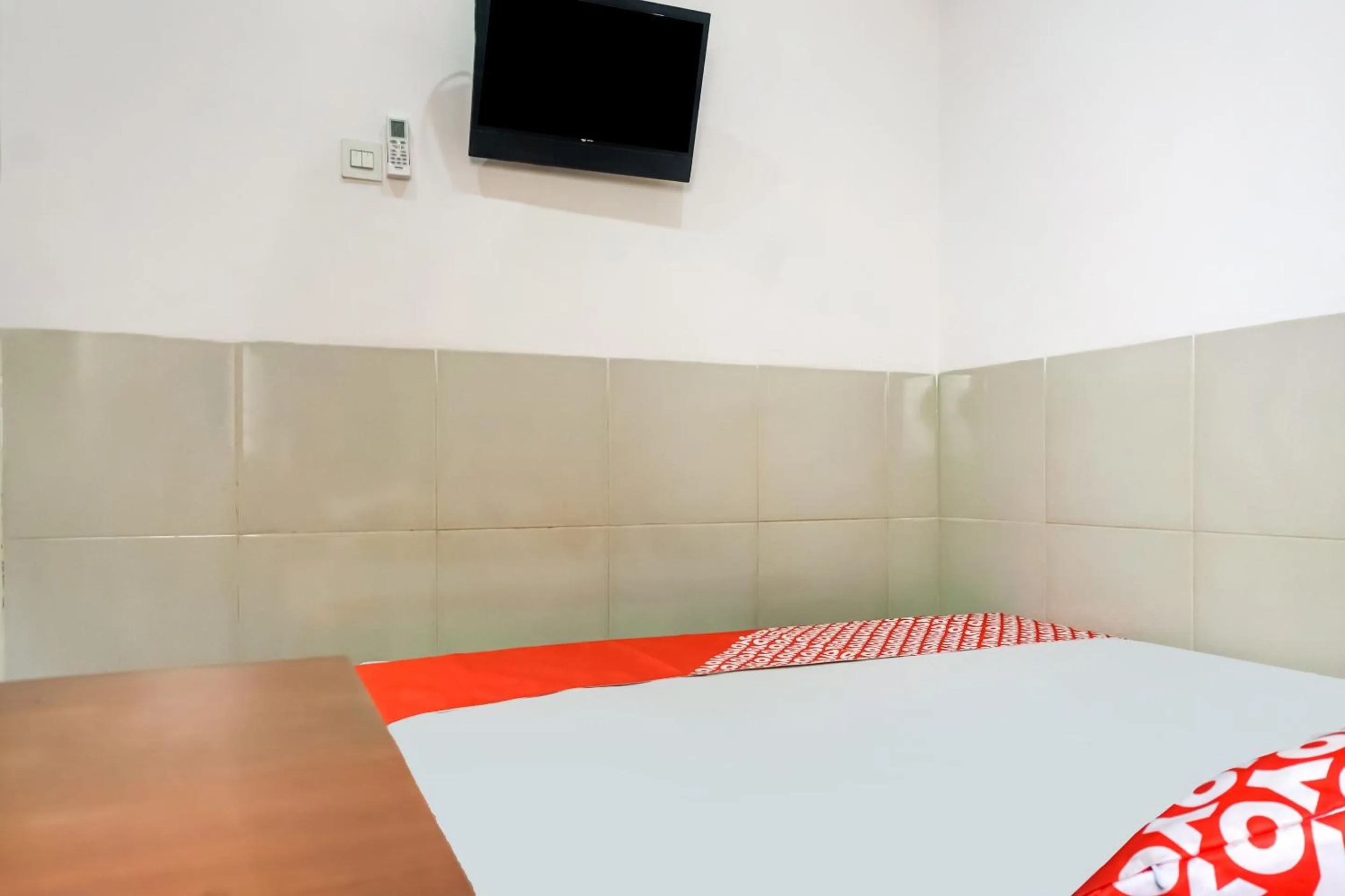 Bedroom, Bed in OYO 91316 Hh Guest House Makassar