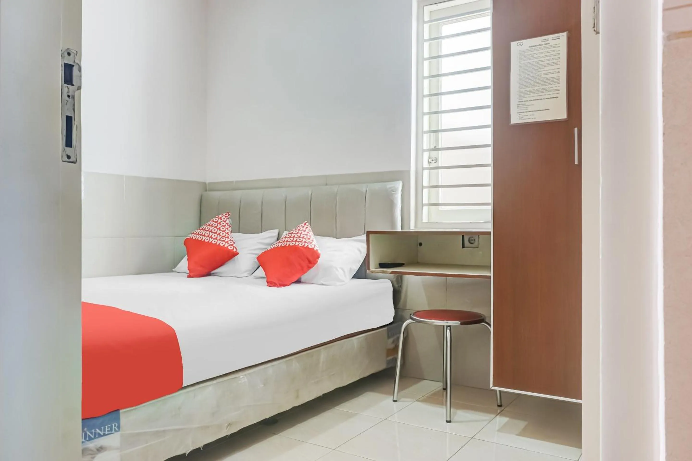 Bedroom, Bed in OYO 91316 Hh Guest House Makassar