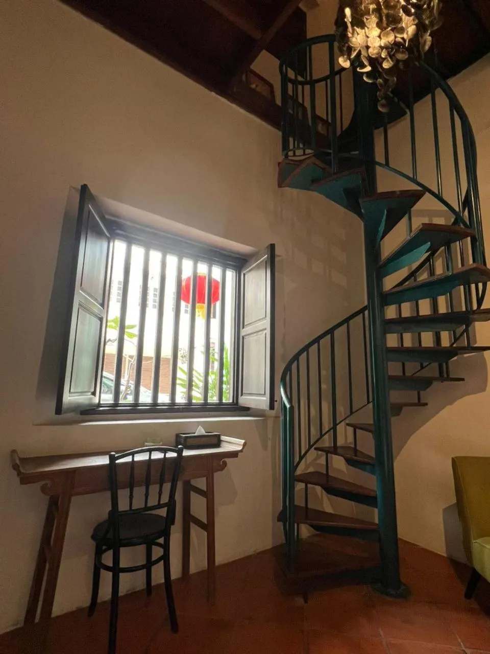 Seating area in East Indies Mansion