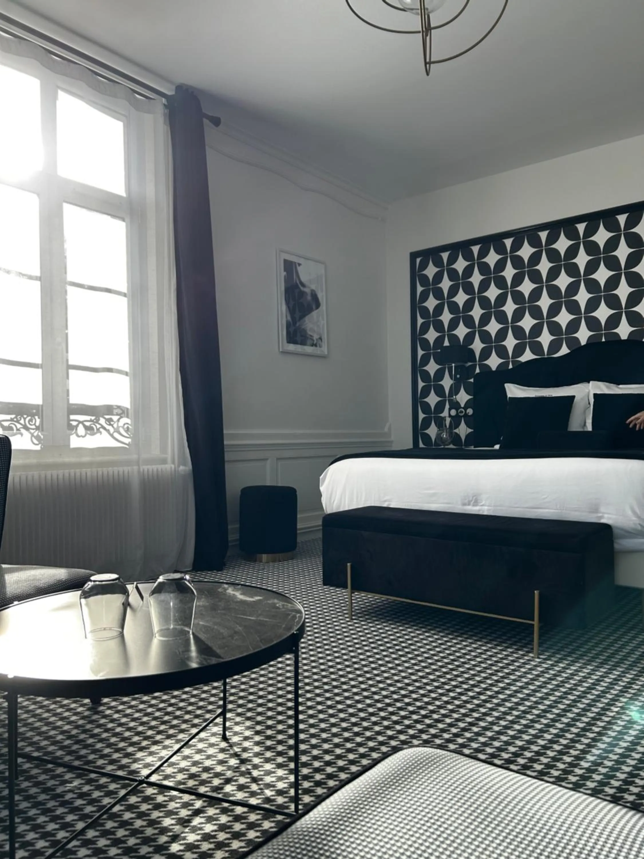 Property building, Bed in Hôtel Échappée en Baie - Parking privé gratuit dont forfaits bornes électriques réservable