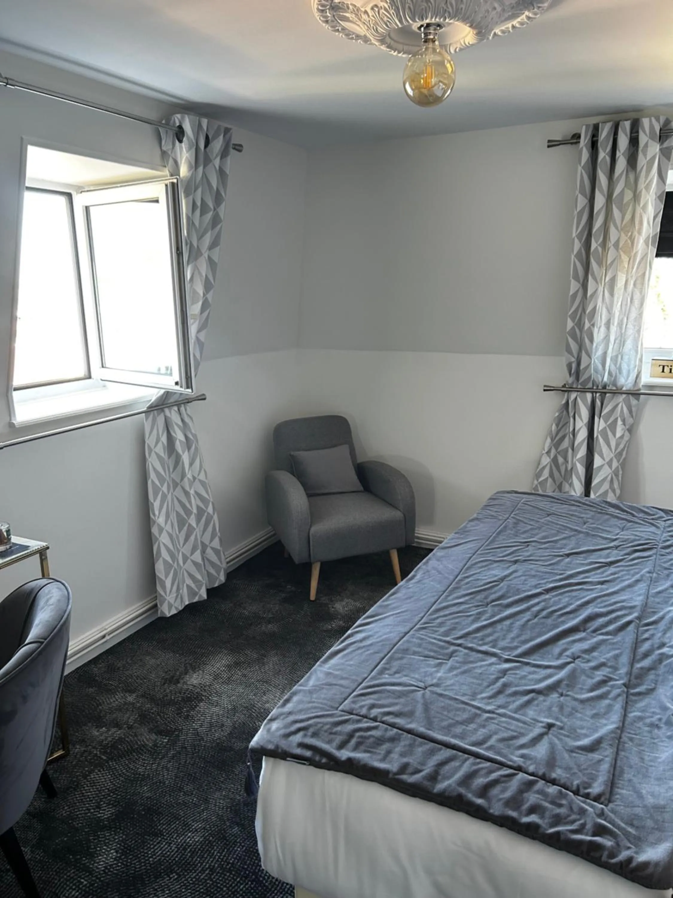 Bed in Hôtel Échappée en Baie - Parking privé gratuit dont forfaits bornes électriques réservable