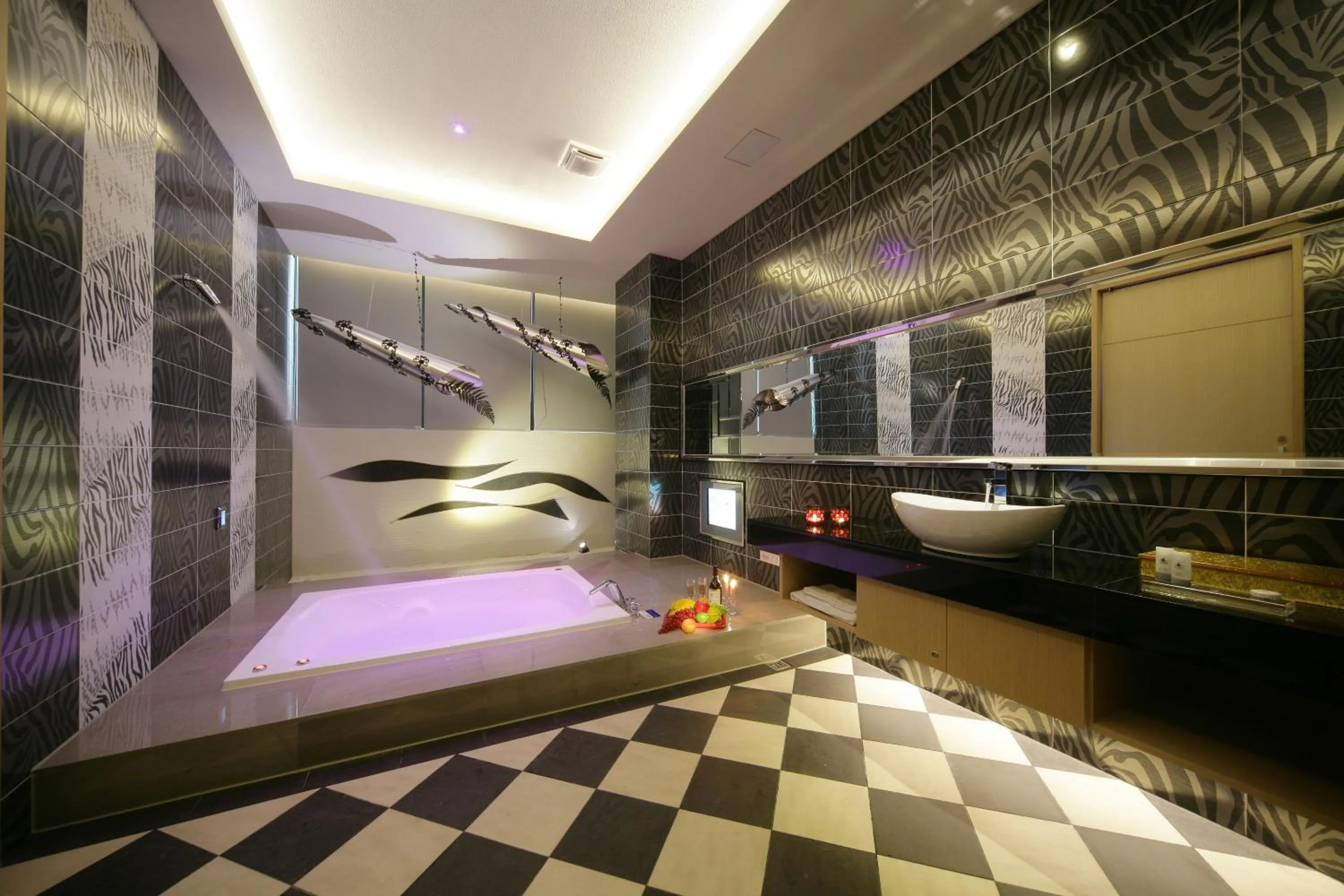 Hot Tub in Dubai Villa Motel