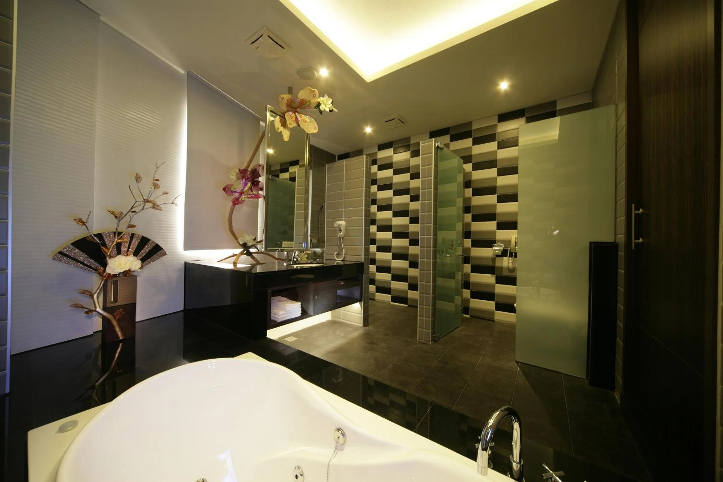 Shower, Bed in Dubai Villa Motel