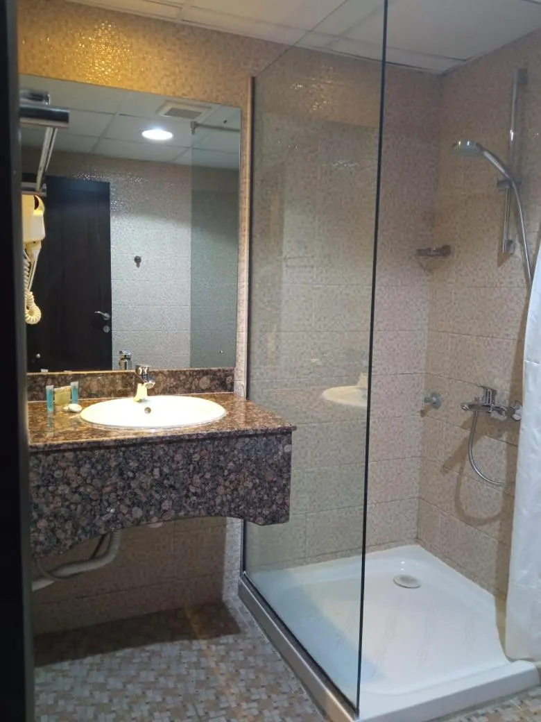 Shower in Asfar Hotel Apartments