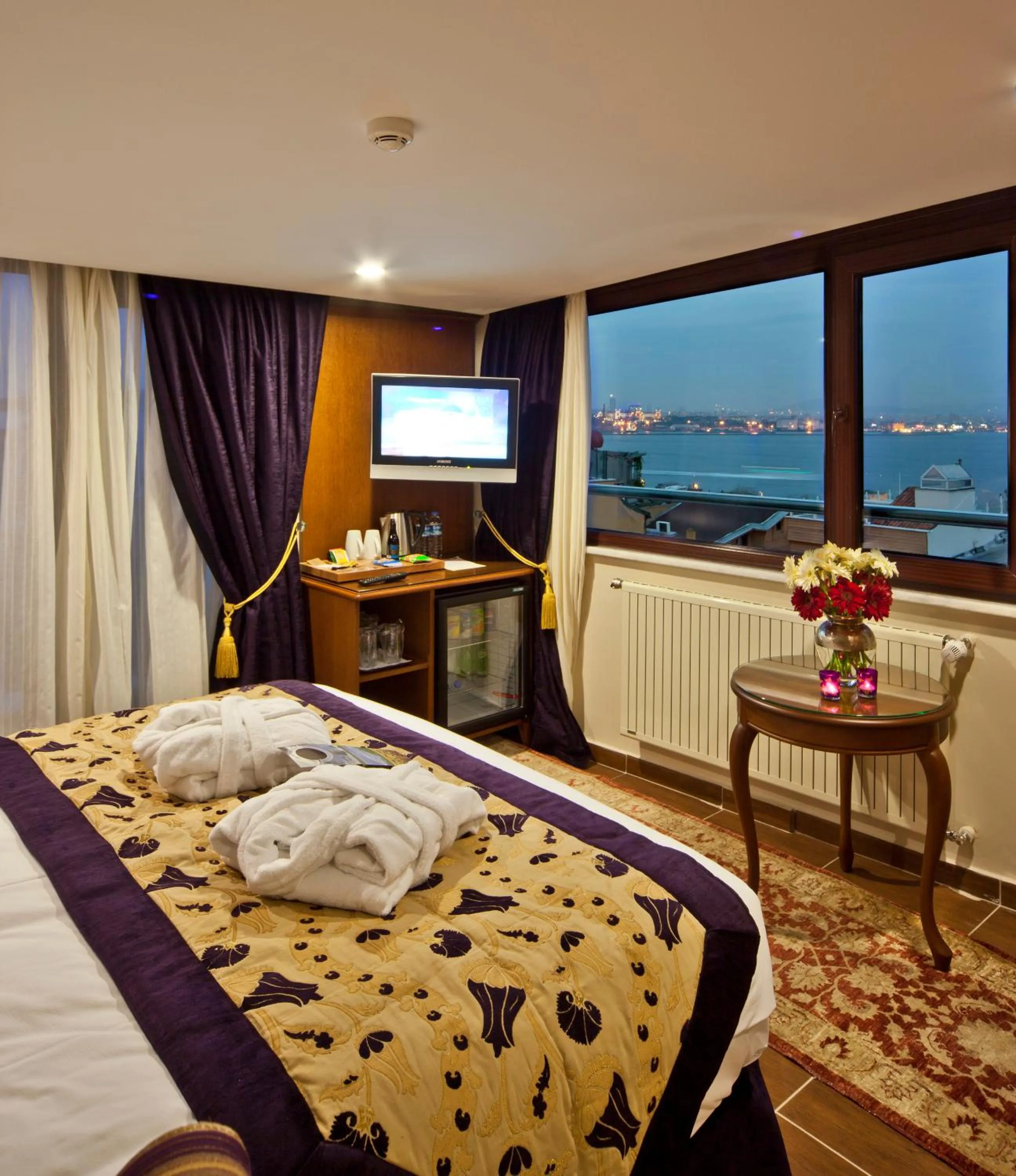 TV and multimedia, Bed in GLK PREMIER Acropol Suites & Spa