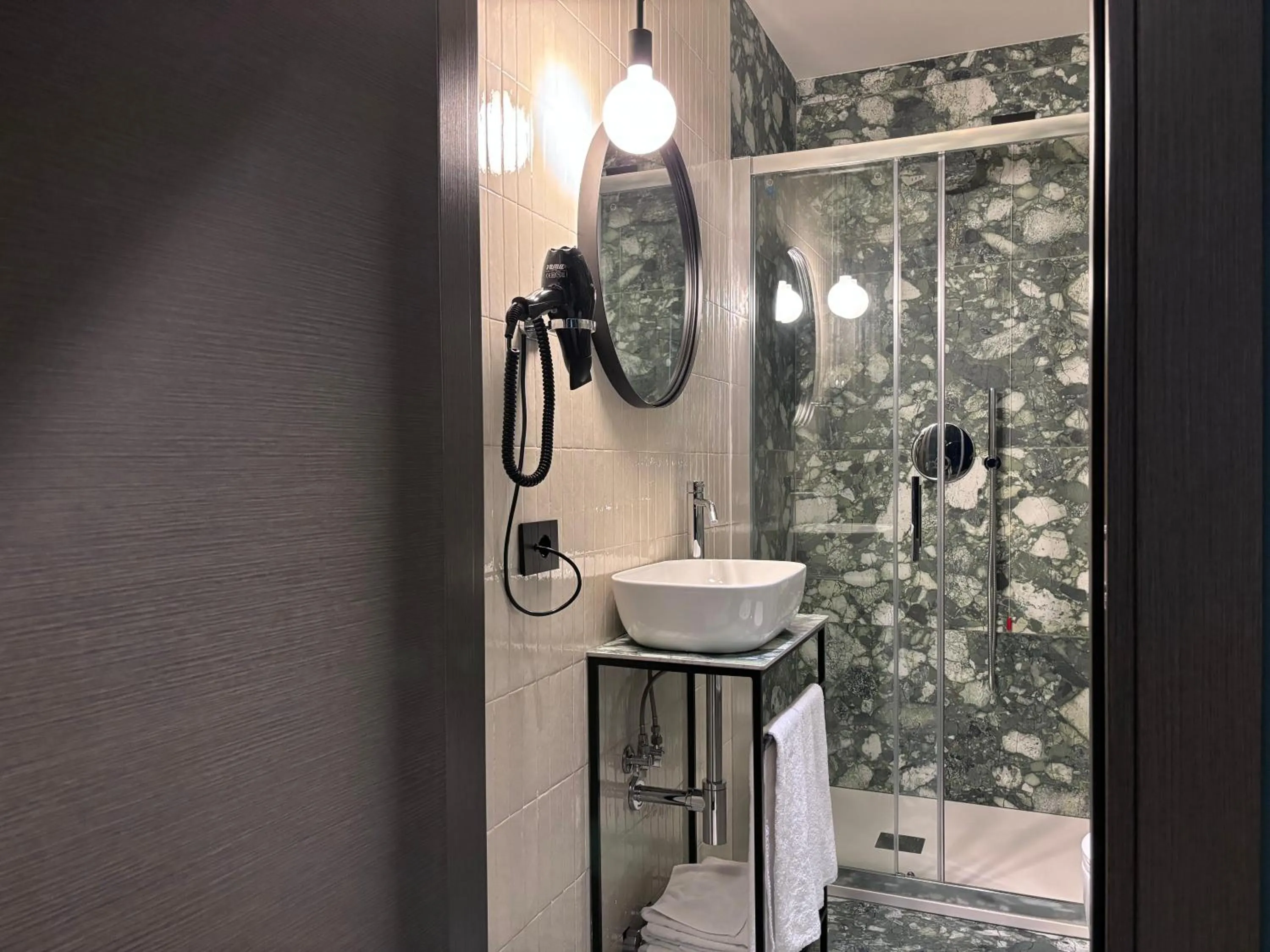 Shower in AV Hotel Milano