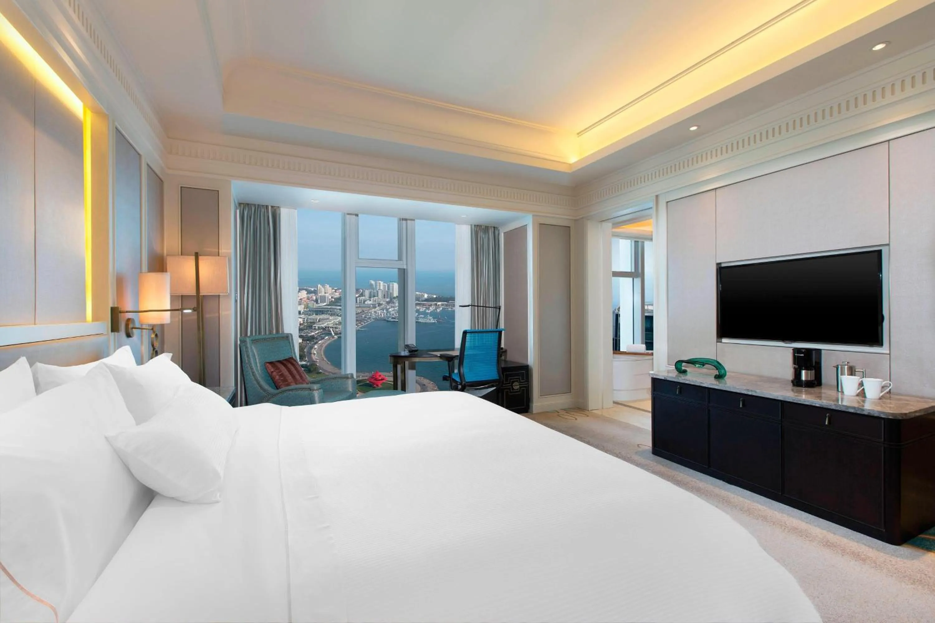 Photo of the whole room, Bed in The Westin Qingdao