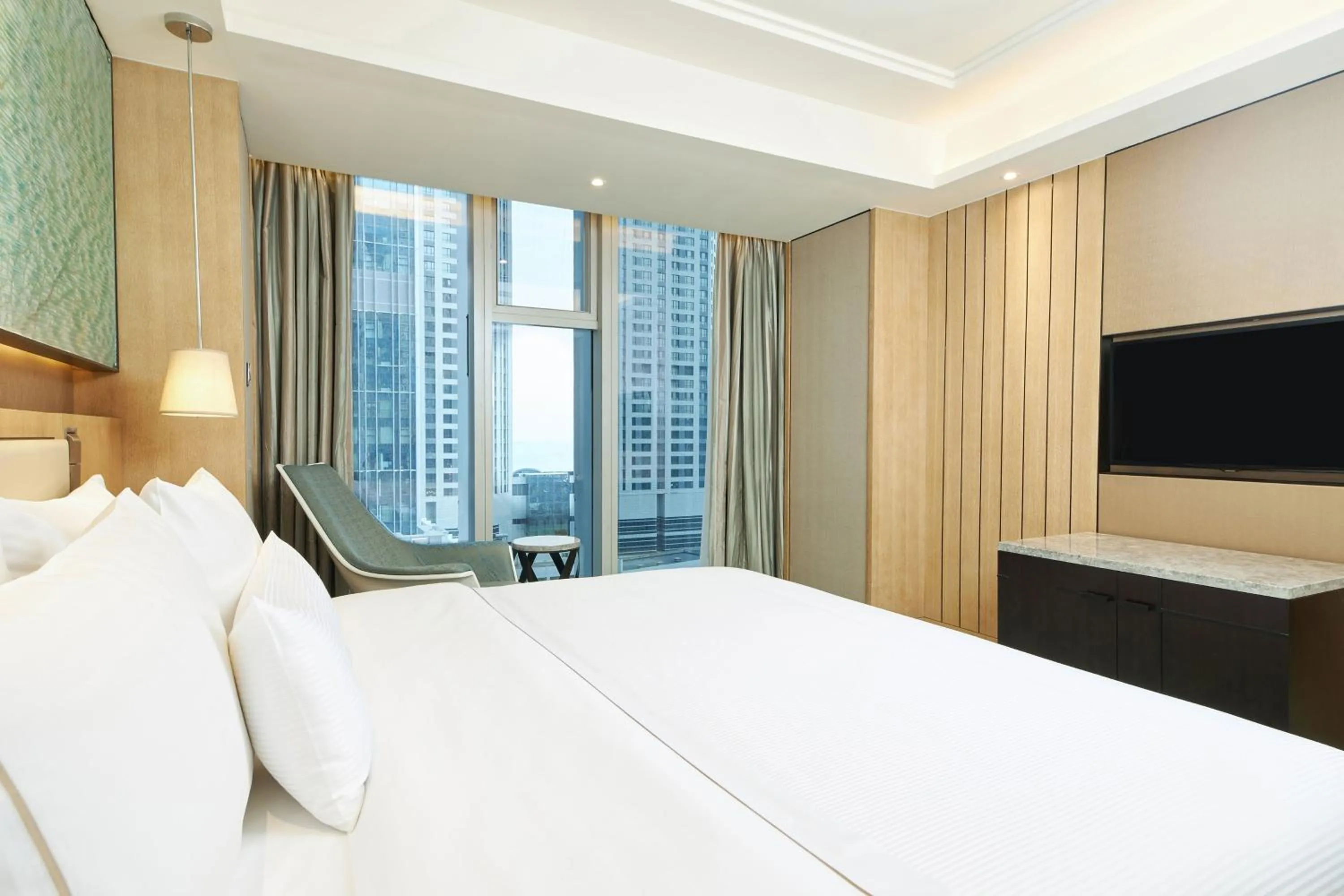 Photo of the whole room, Bed in The Westin Qingdao
