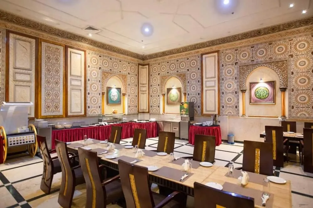 Restaurant/places to eat in Crown Palace Hotel