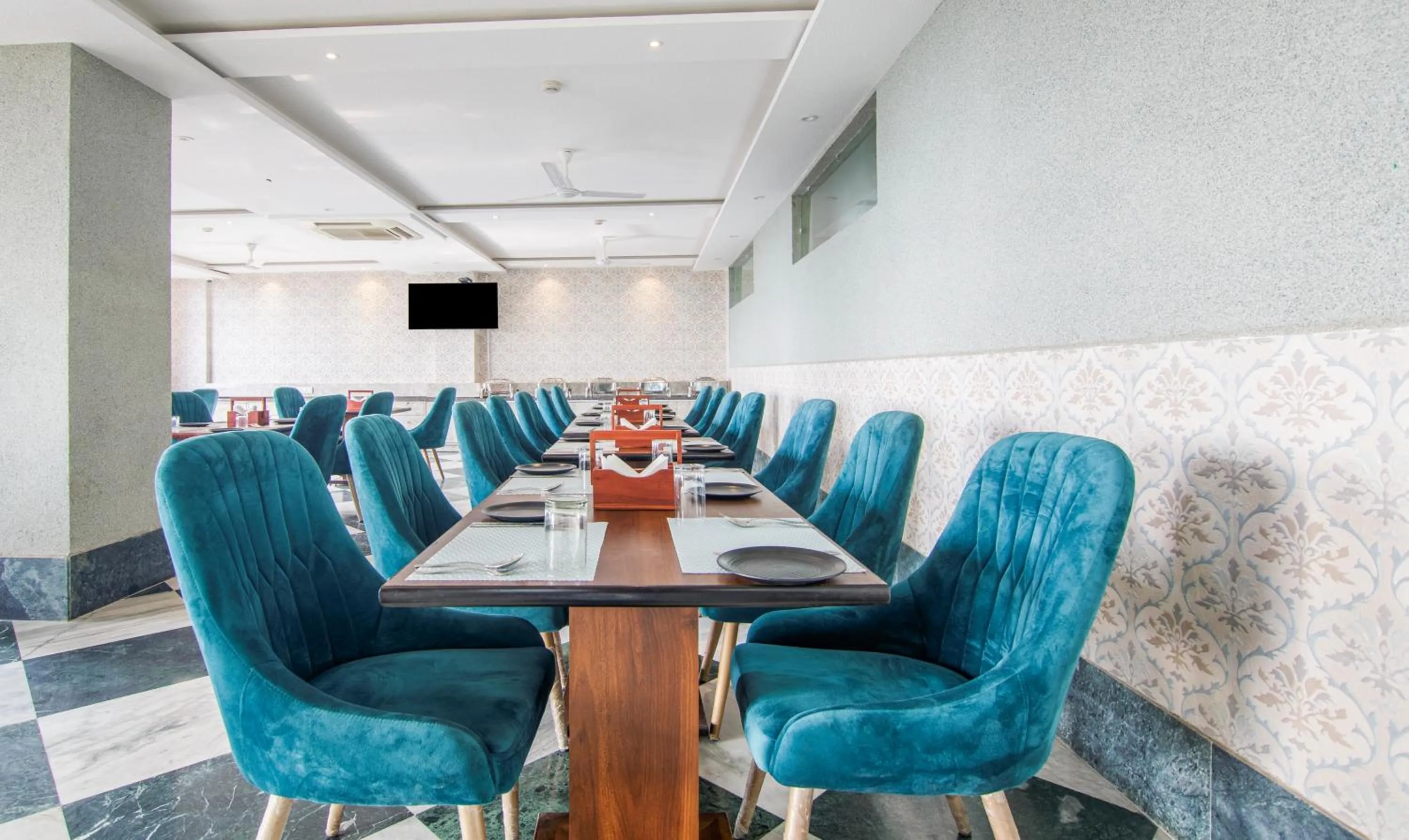 Restaurant/places to eat in Treebo Trinetar International