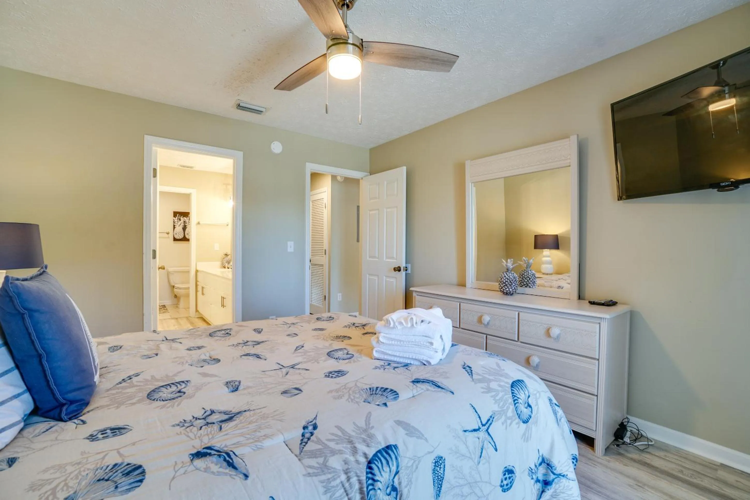 Bed in Peachtree Place Condominiums by Panhandle Getaways