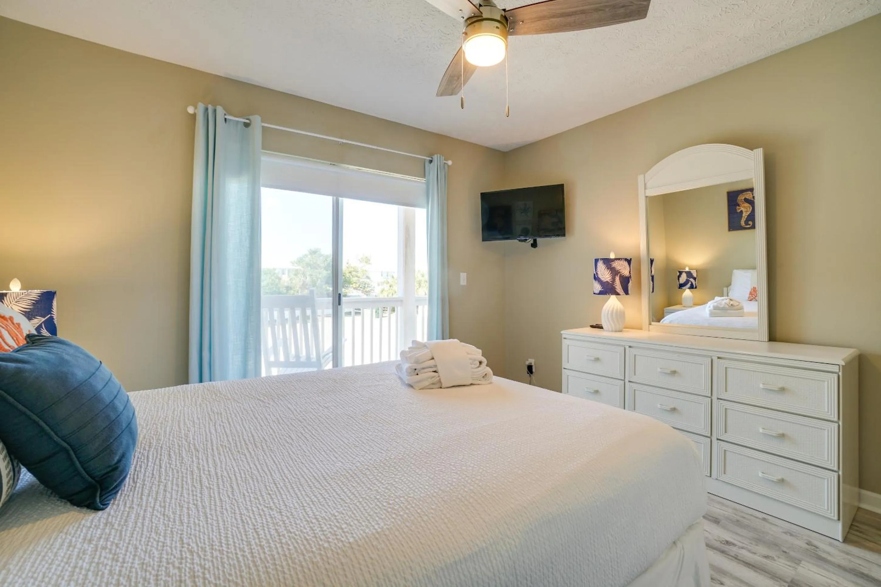 Bed in Peachtree Place Condominiums by Panhandle Getaways