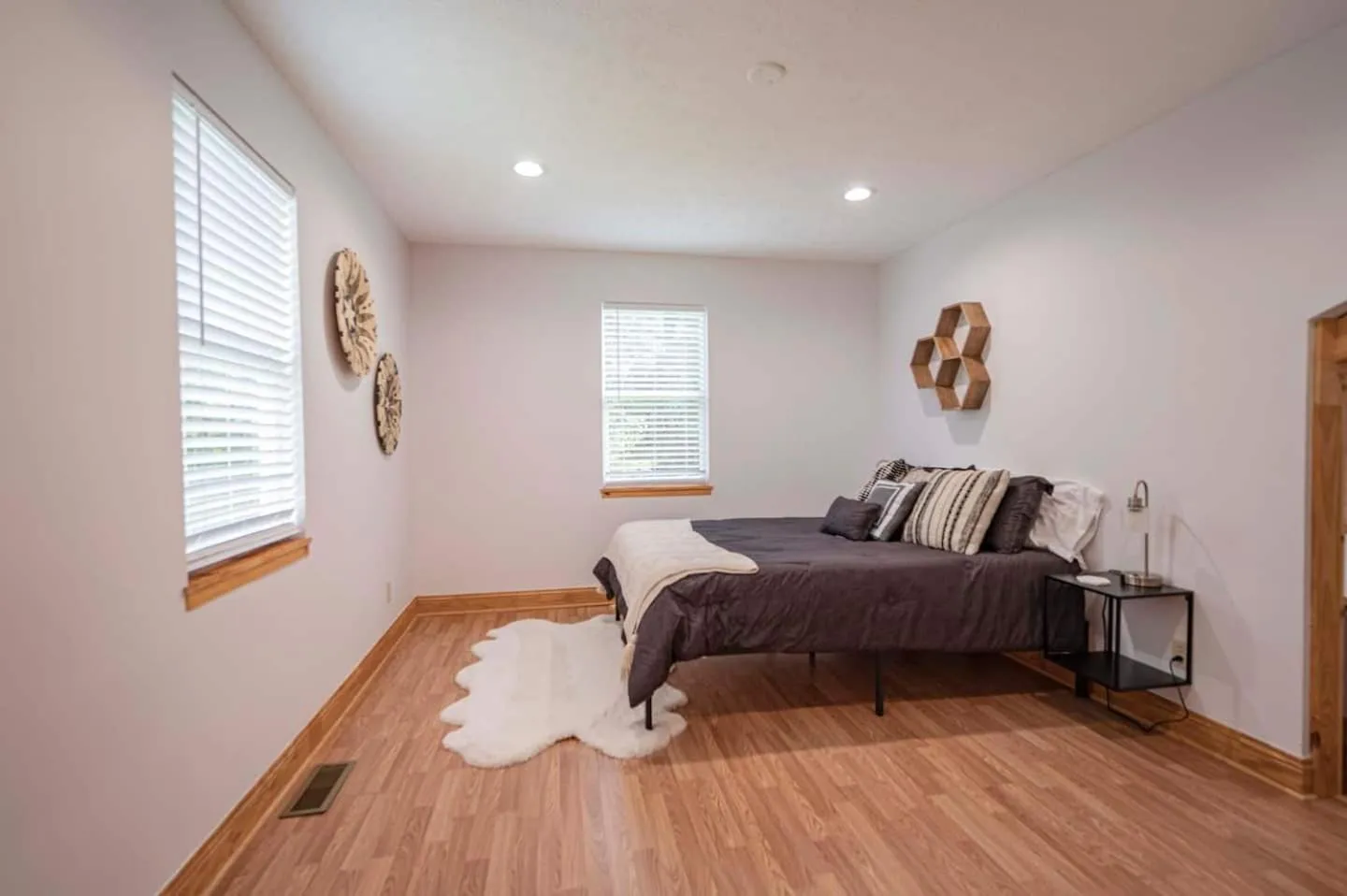 Bed in Light And Bright Cabin Close To Pates Ford Marina