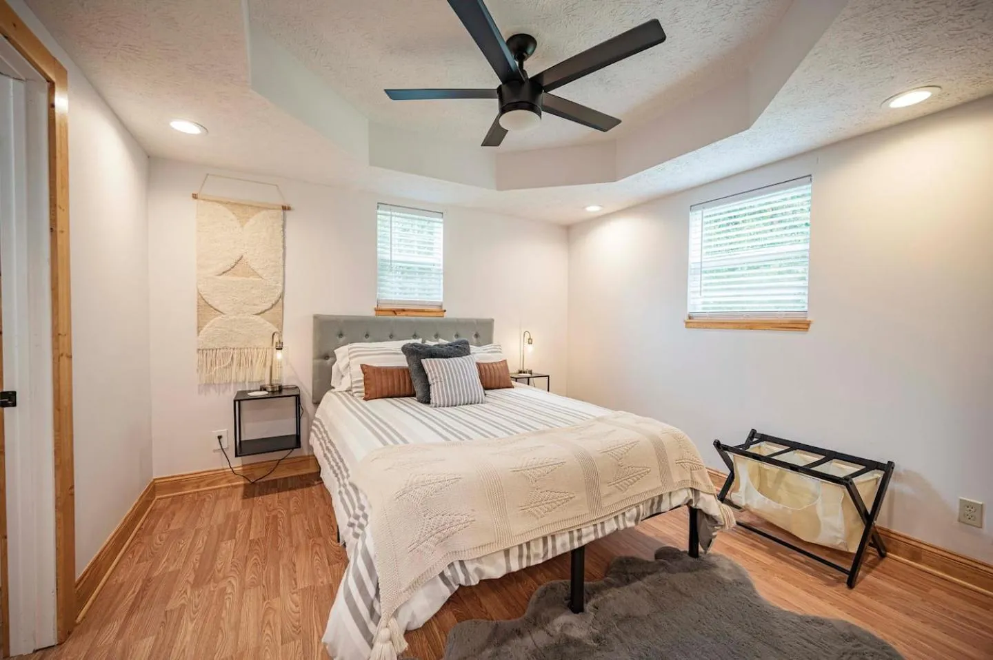 Bed in Light And Bright Cabin Close To Pates Ford Marina