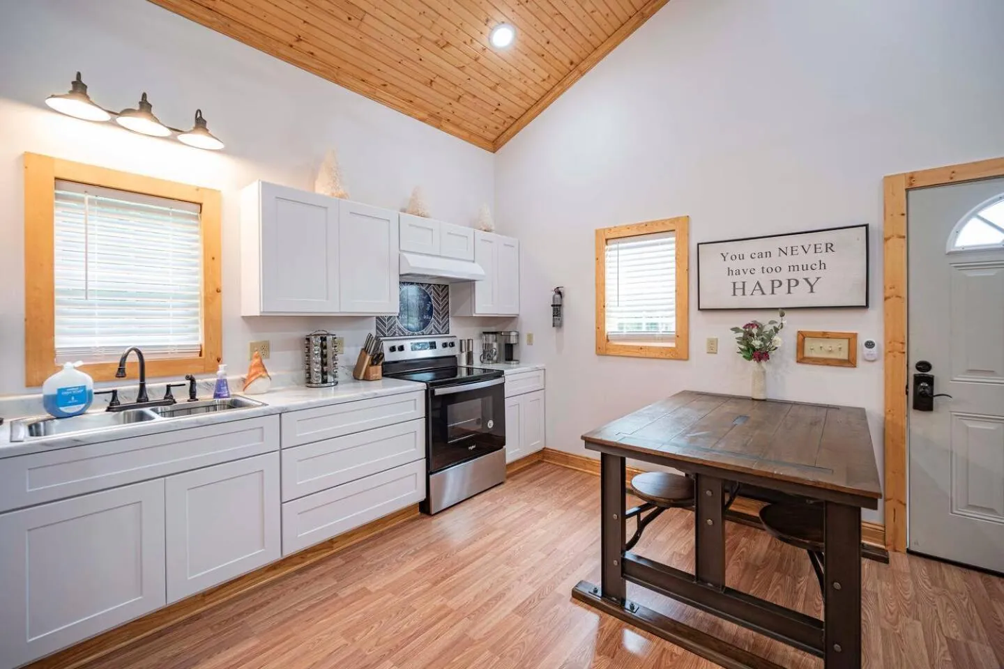 Light And Bright Cabin Close To Pates Ford Marina