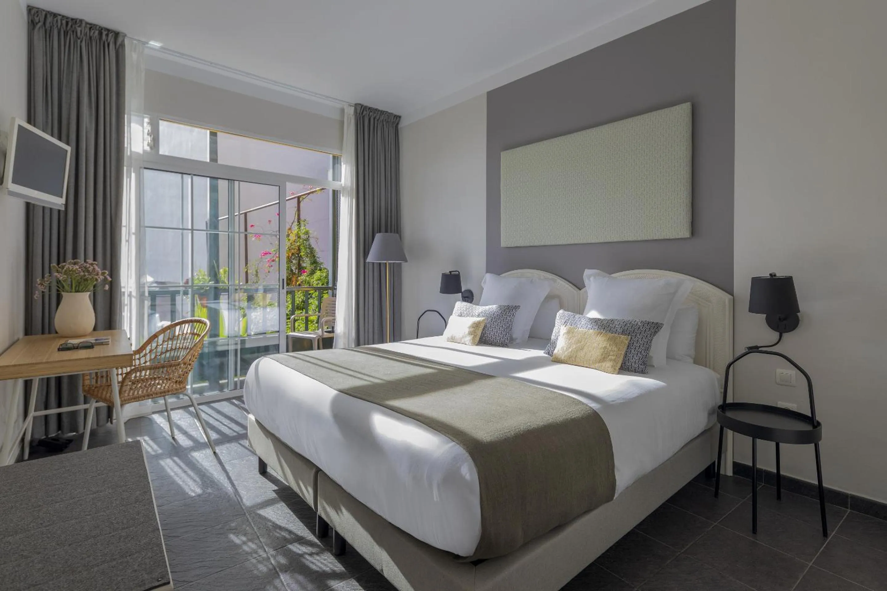 Photo of the whole room, Bed in Hotel San Telmo