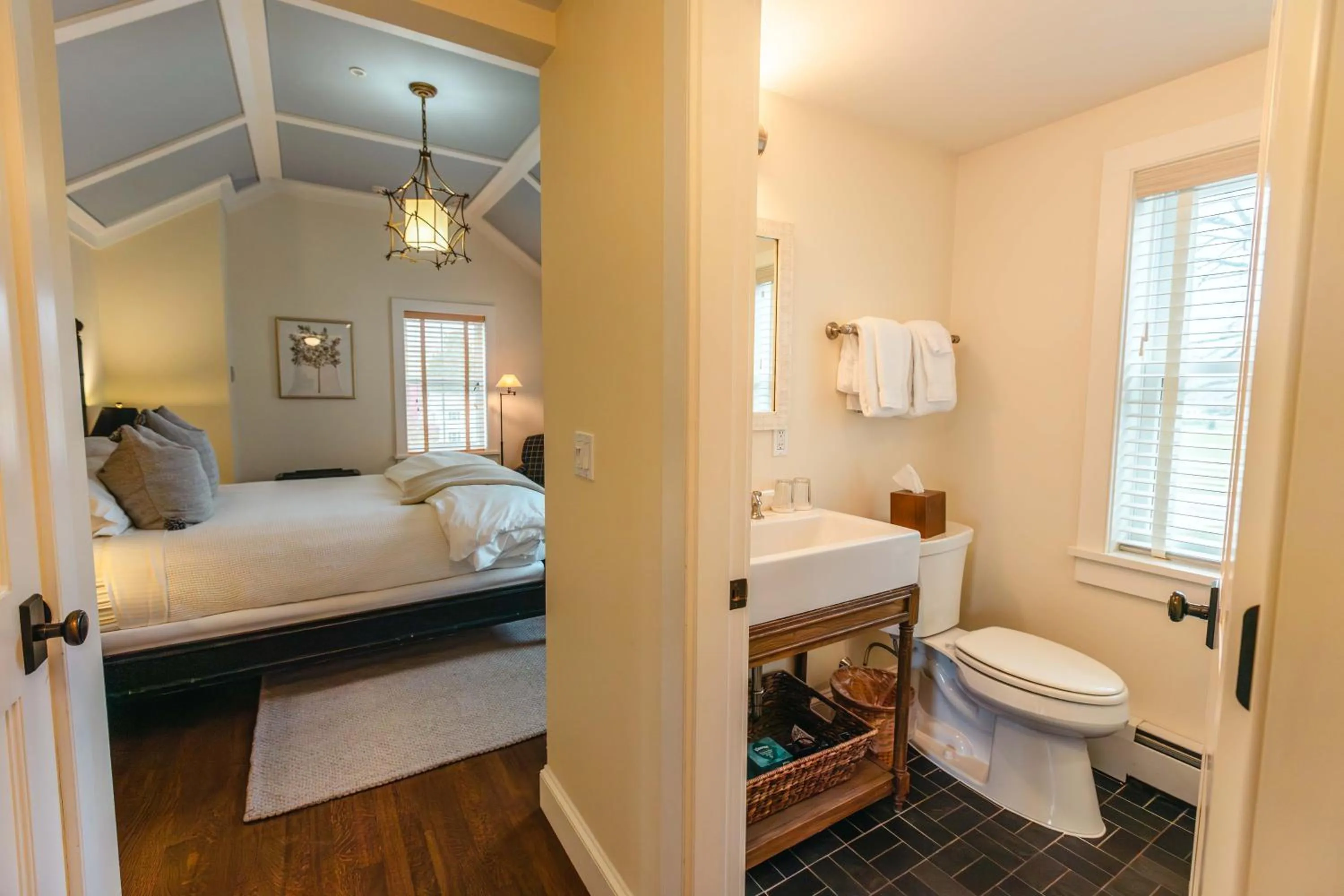 Photo of the whole room, Bed in Hill Farm Inn - Manchester