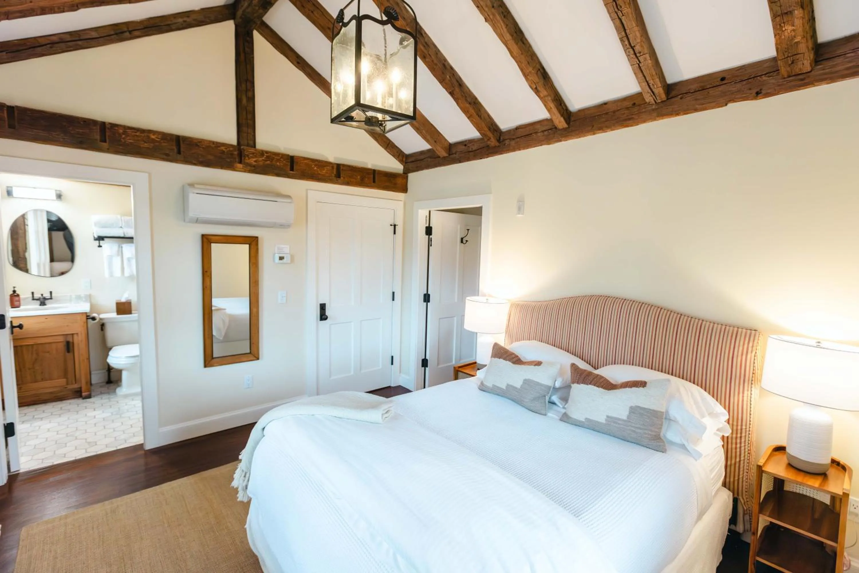 Bedroom, Bed in Hill Farm Inn - Manchester